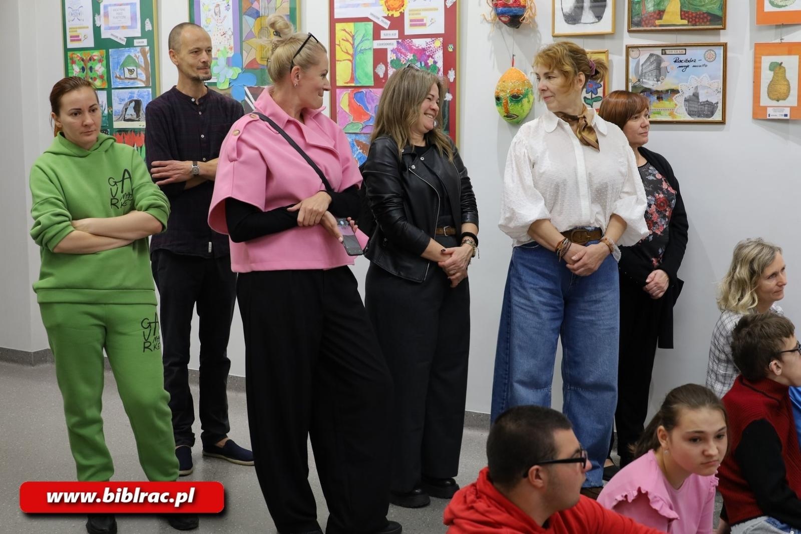 Zdjęcie w galerii na portalu naszraciborz.pl: Bo W DUECIE jest najlepiej! W bibliotece otwarto nową wystawę wiadomości z regionu