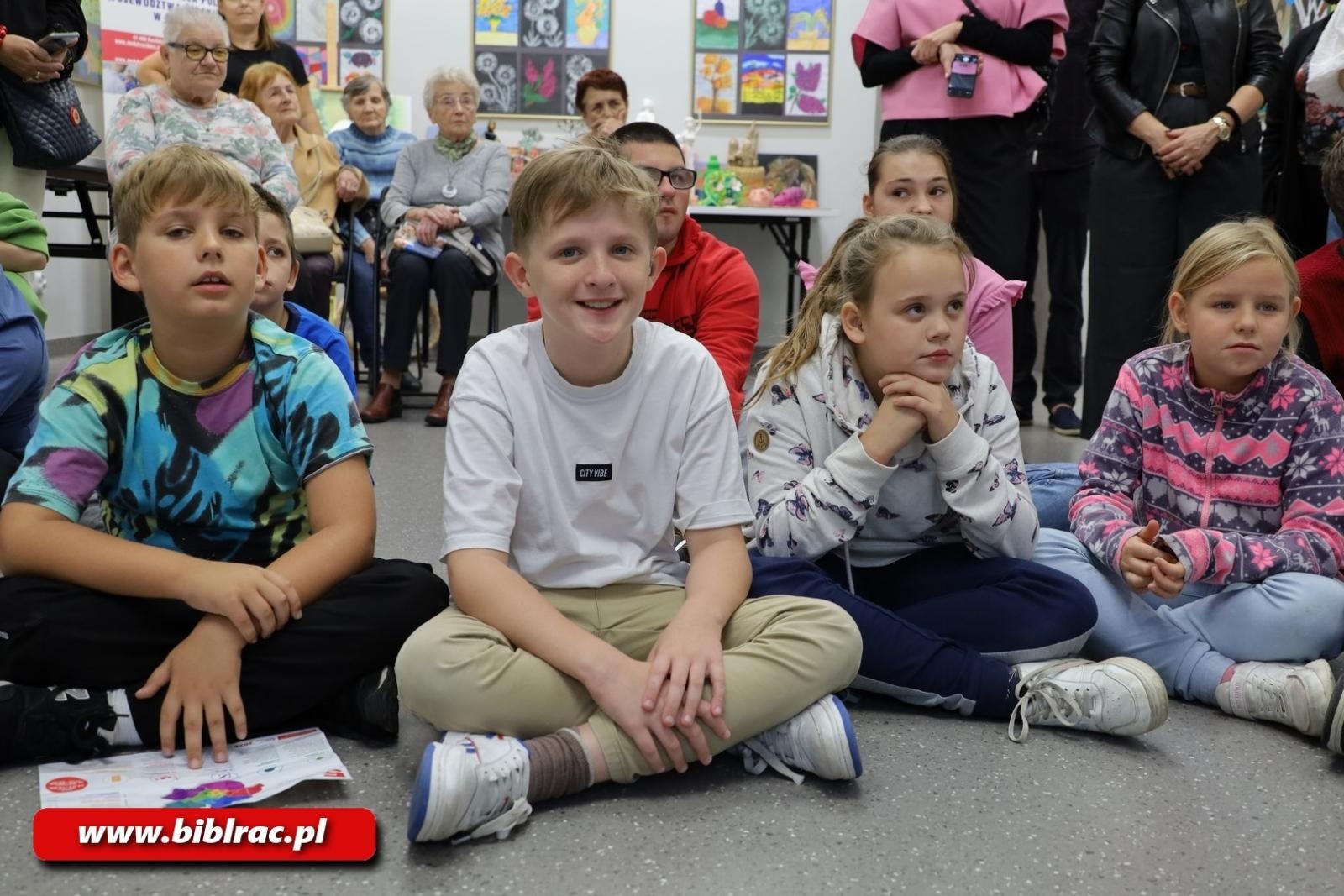 Zdjęcie w galerii na portalu naszraciborz.pl: Bo W DUECIE jest najlepiej! W bibliotece otwarto nową wystawę wiadomości z regionu