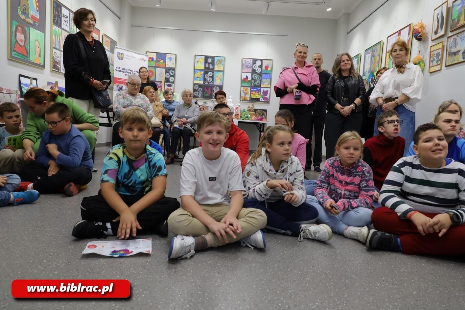 Zdjęcie w galerii na portalu naszraciborz.pl: Bo W DUECIE jest najlepiej! W bibliotece otwarto nową wystawę wiadomości z regionu