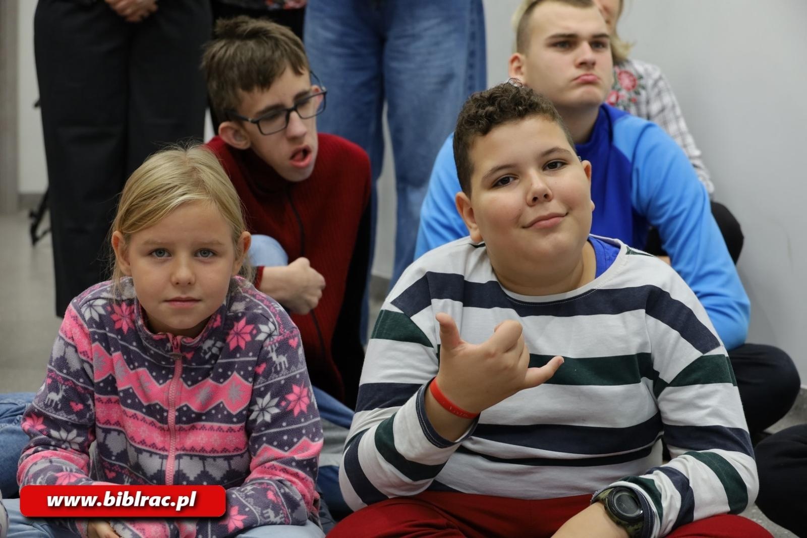 Zdjęcie w galerii na portalu naszraciborz.pl: Bo W DUECIE jest najlepiej! W bibliotece otwarto nową wystawę wiadomości z regionu