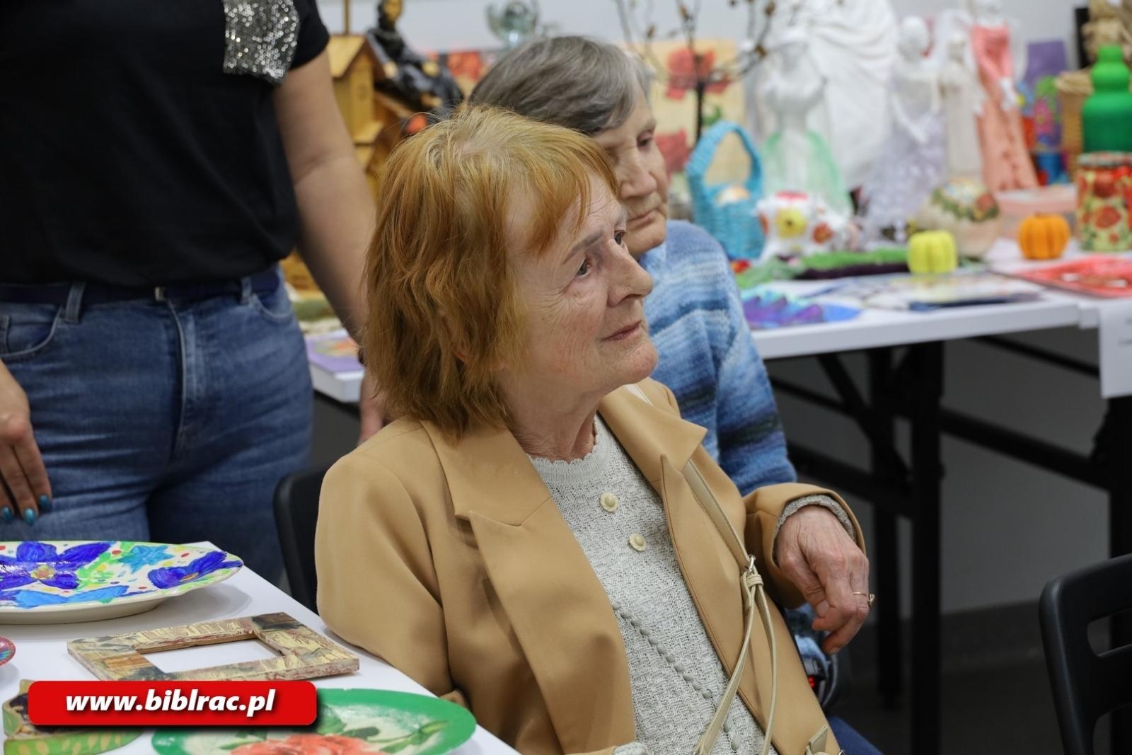 Zdjęcie w galerii na portalu naszraciborz.pl: Bo W DUECIE jest najlepiej! W bibliotece otwarto nową wystawę wiadomości z regionu