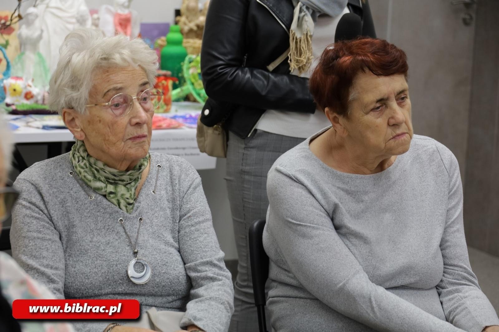 Zdjęcie w galerii na portalu naszraciborz.pl: Bo W DUECIE jest najlepiej! W bibliotece otwarto nową wystawę wiadomości z regionu