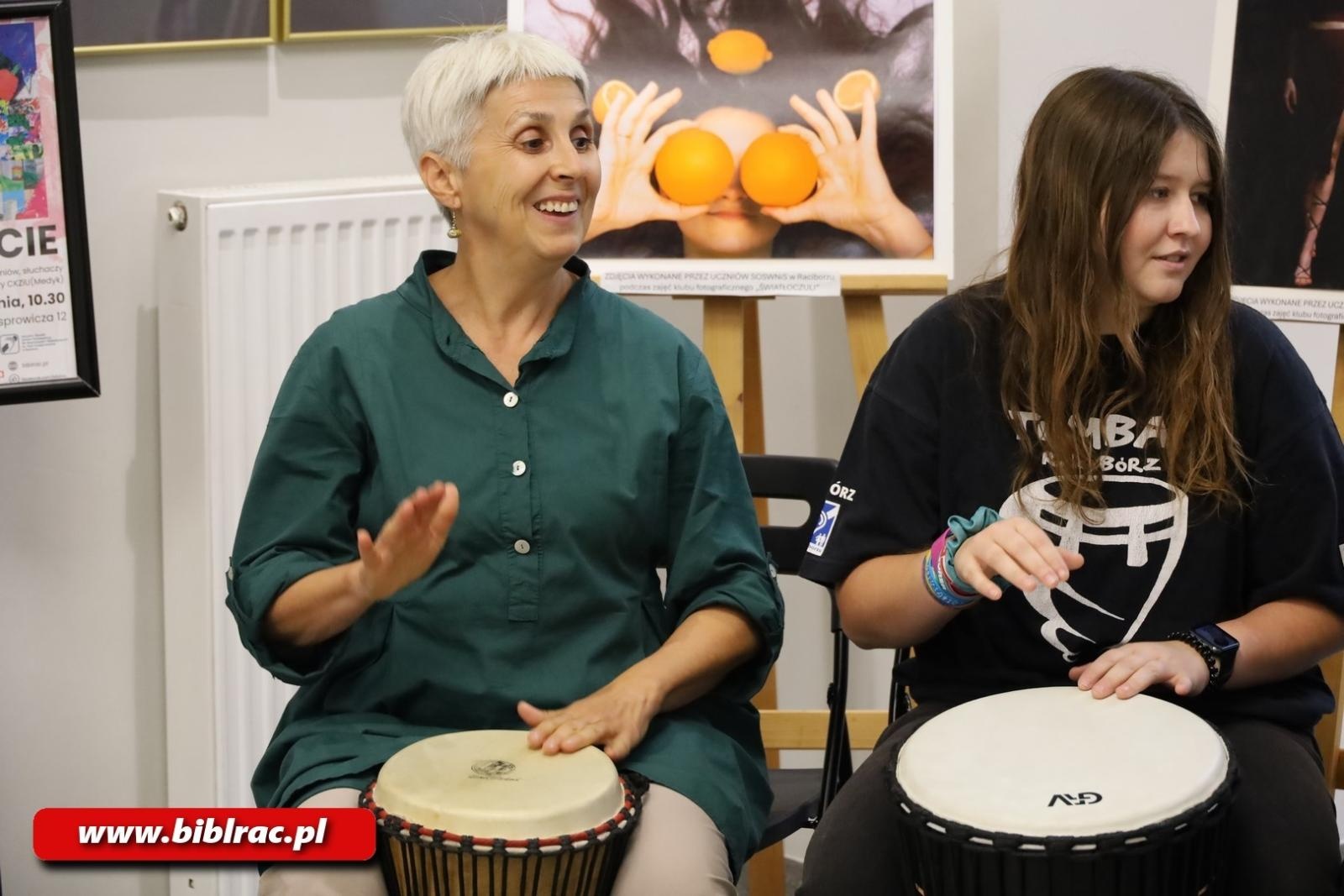 Zdjęcie w galerii na portalu naszraciborz.pl: Bo W DUECIE jest najlepiej! W bibliotece otwarto nową wystawę wiadomości z regionu
