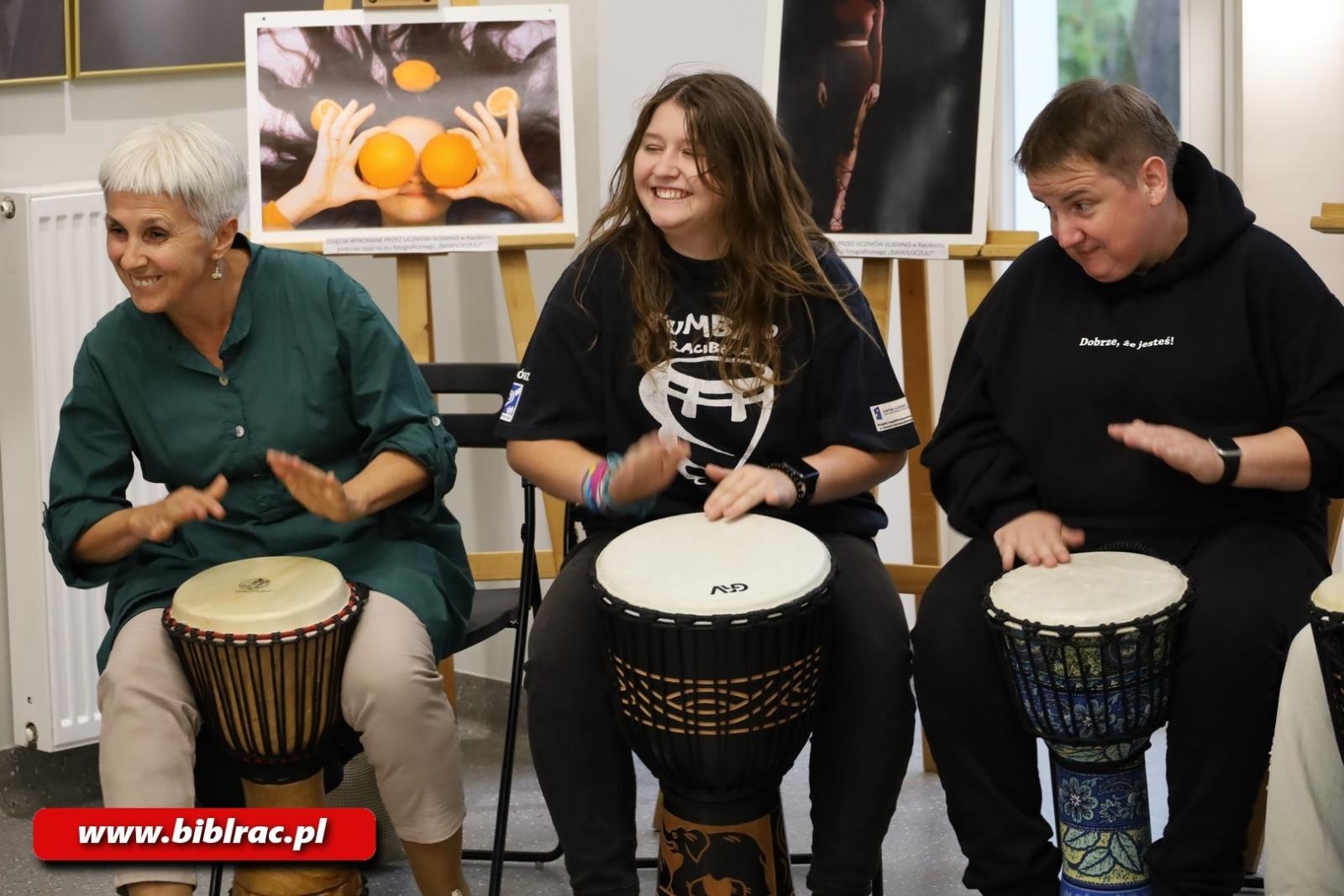 Zdjęcie w galerii na portalu naszraciborz.pl: Bo W DUECIE jest najlepiej! W bibliotece otwarto nową wystawę wiadomości z regionu