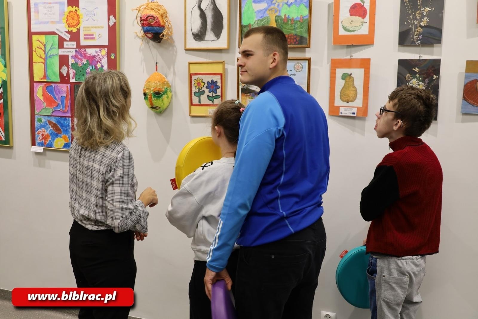 Zdjęcie w galerii na portalu naszraciborz.pl: Bo W DUECIE jest najlepiej! W bibliotece otwarto nową wystawę wiadomości z regionu