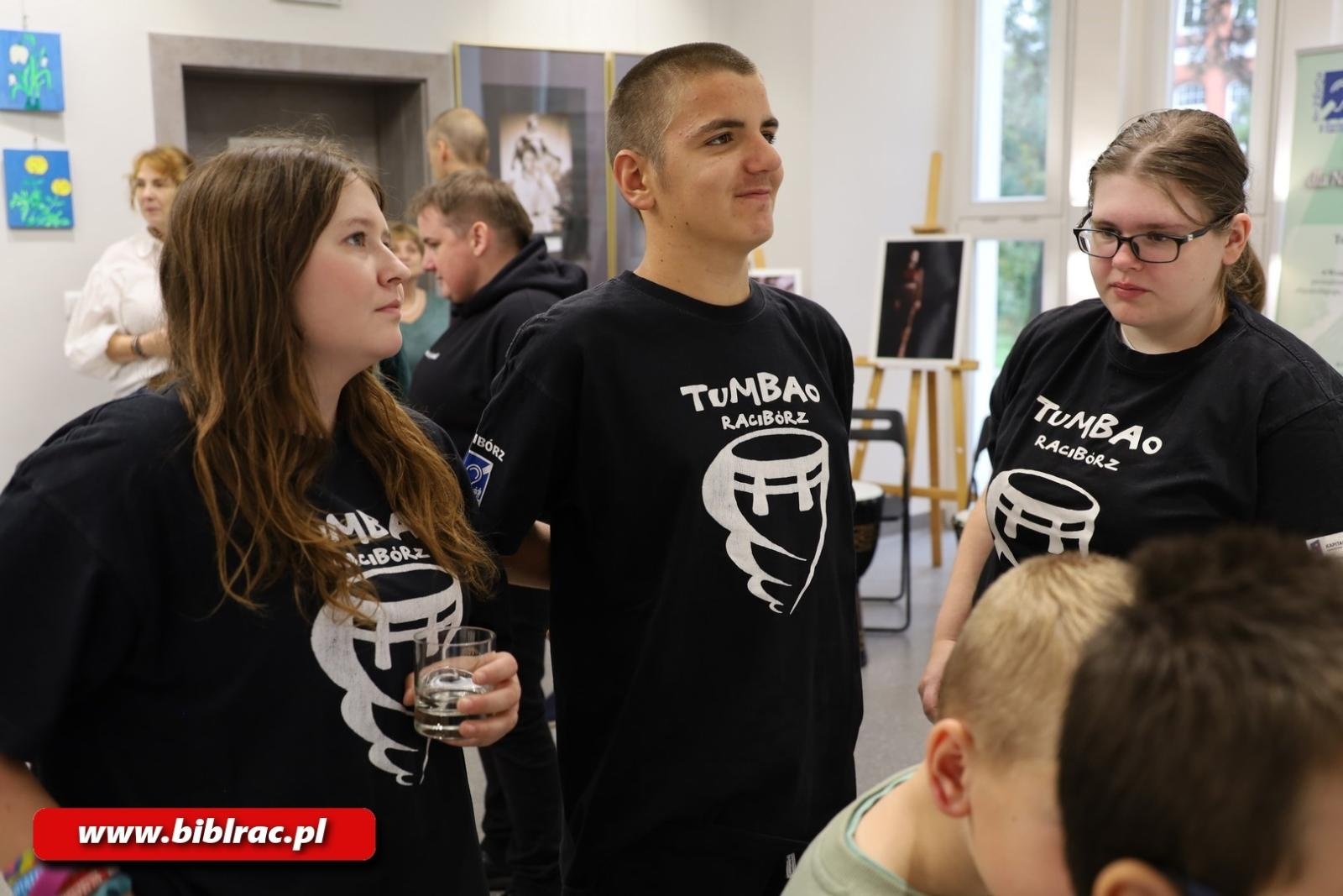 Zdjęcie w galerii na portalu naszraciborz.pl: Bo W DUECIE jest najlepiej! W bibliotece otwarto nową wystawę wiadomości z regionu