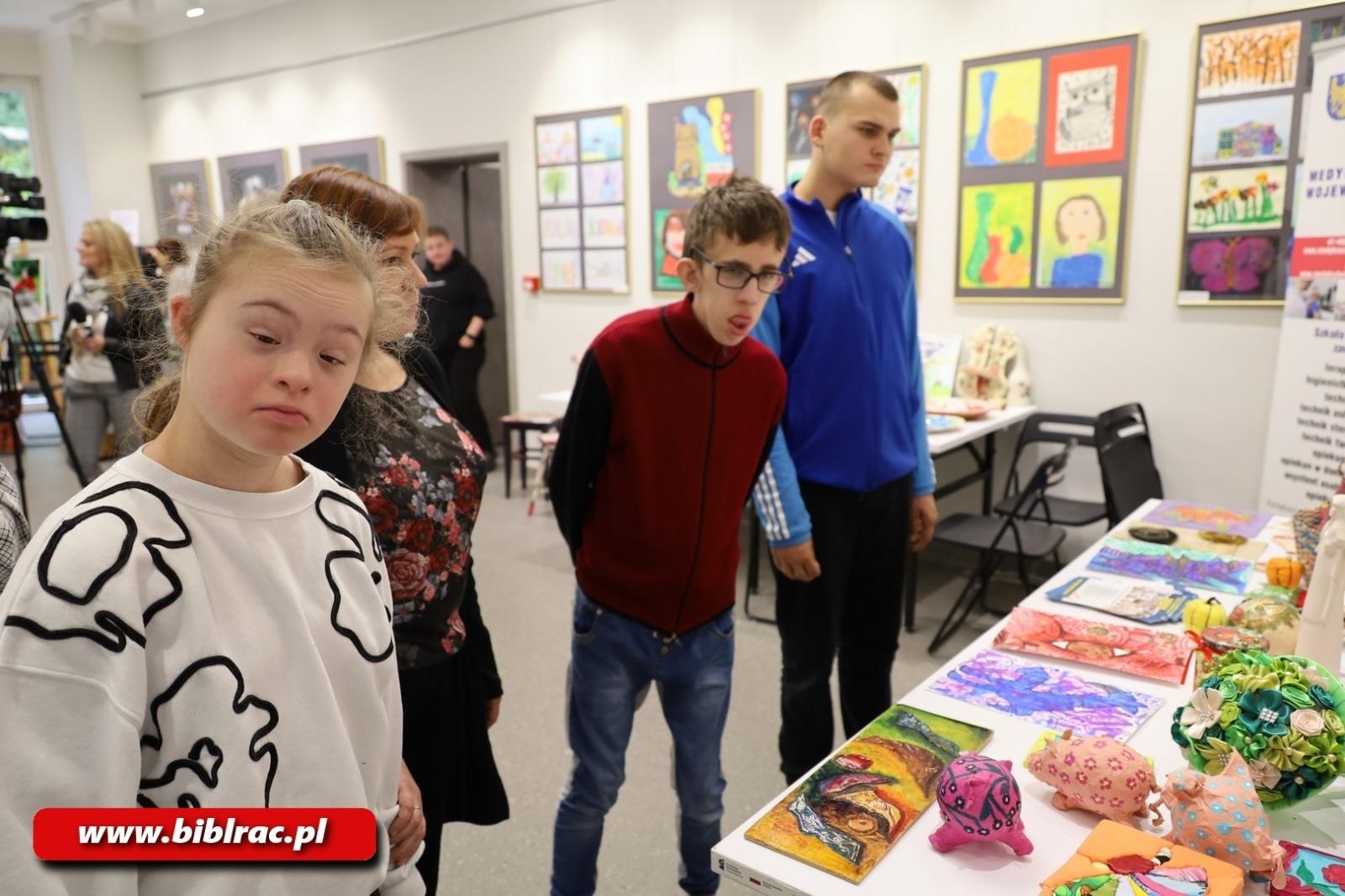 Zdjęcie w galerii na portalu naszraciborz.pl: Bo W DUECIE jest najlepiej! W bibliotece otwarto nową wystawę wiadomości z regionu