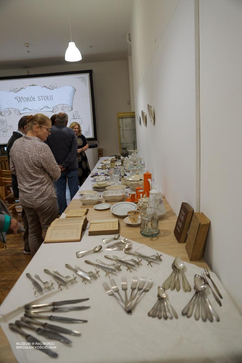 Zdjęcie w galerii na portalu naszraciborz.pl: Wokół stołu – czwartkowe spotkanie w Muzeum w Raciborzu za nami wiadomości z regionu