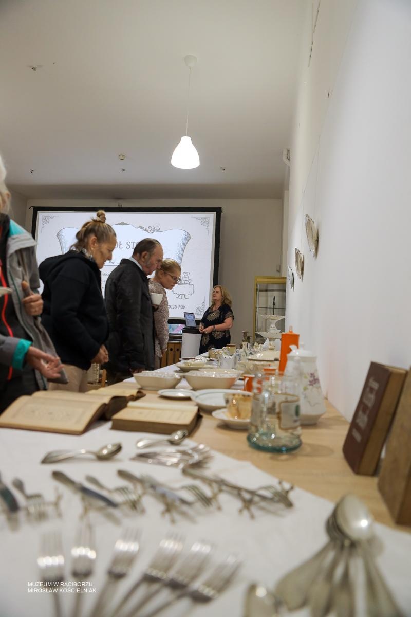 Zdjęcie w galerii na portalu naszraciborz.pl: Wokół stołu – czwartkowe spotkanie w Muzeum w Raciborzu za nami wiadomości z regionu