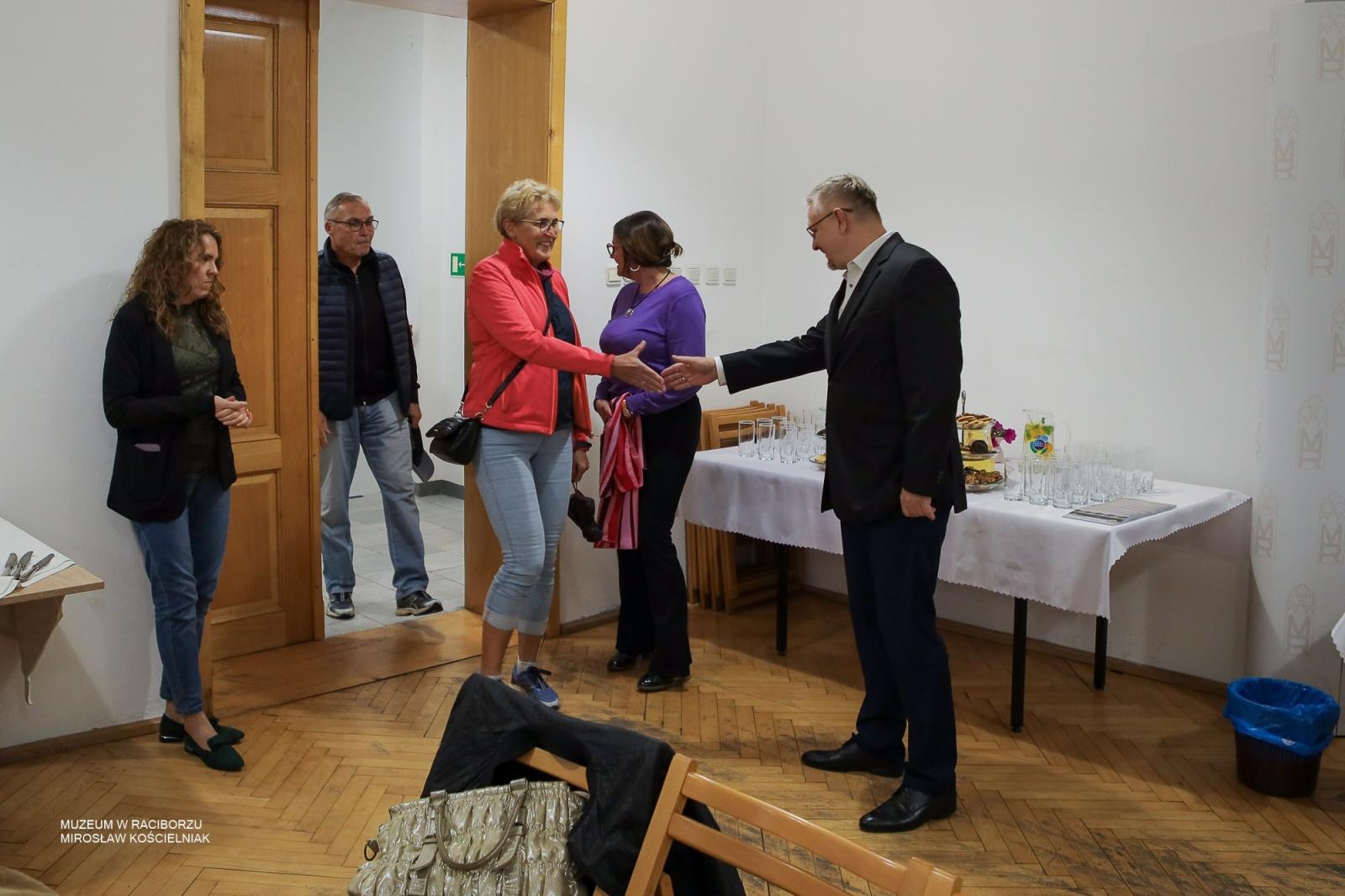 Zdjęcie w galerii na portalu naszraciborz.pl: Wokół stołu – czwartkowe spotkanie w Muzeum w Raciborzu za nami wiadomości z regionu