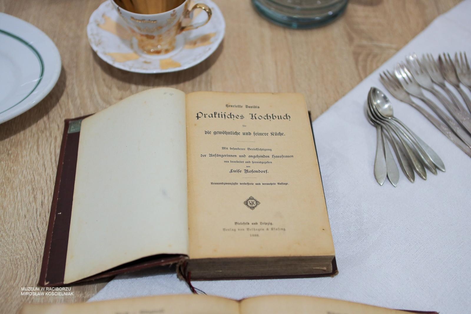 Zdjęcie w galerii na portalu naszraciborz.pl: Wokół stołu – czwartkowe spotkanie w Muzeum w Raciborzu za nami wiadomości z regionu