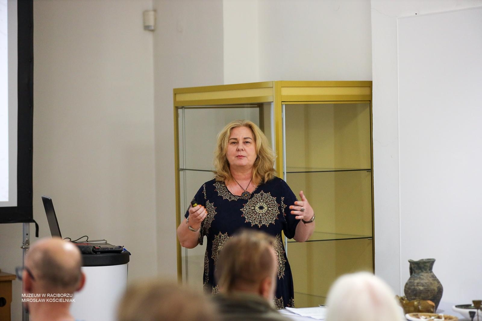 Zdjęcie w galerii na portalu naszraciborz.pl: Wokół stołu – czwartkowe spotkanie w Muzeum w Raciborzu za nami wiadomości z regionu