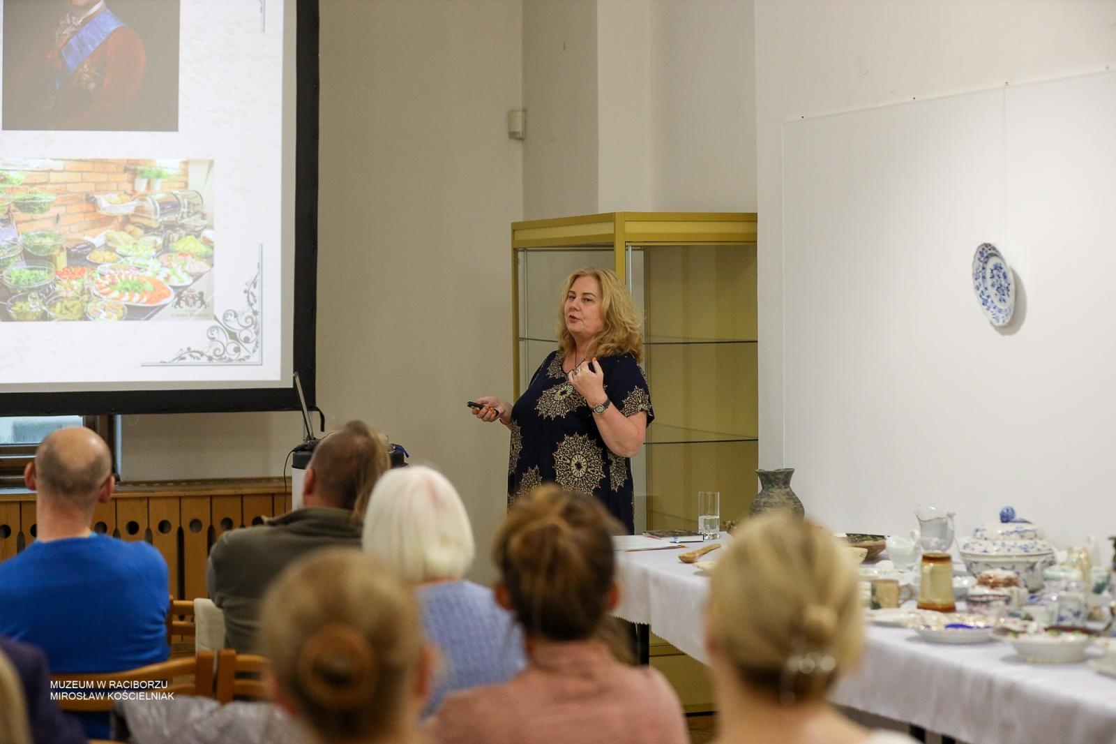 Zdjęcie w galerii na portalu naszraciborz.pl: Wokół stołu – czwartkowe spotkanie w Muzeum w Raciborzu za nami wiadomości z regionu