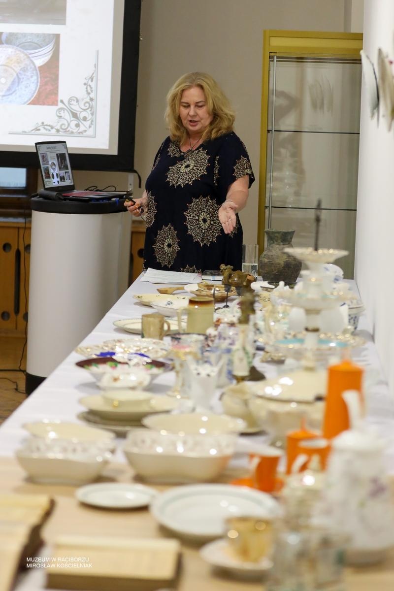 Zdjęcie w galerii na portalu naszraciborz.pl: Wokół stołu – czwartkowe spotkanie w Muzeum w Raciborzu za nami wiadomości z regionu