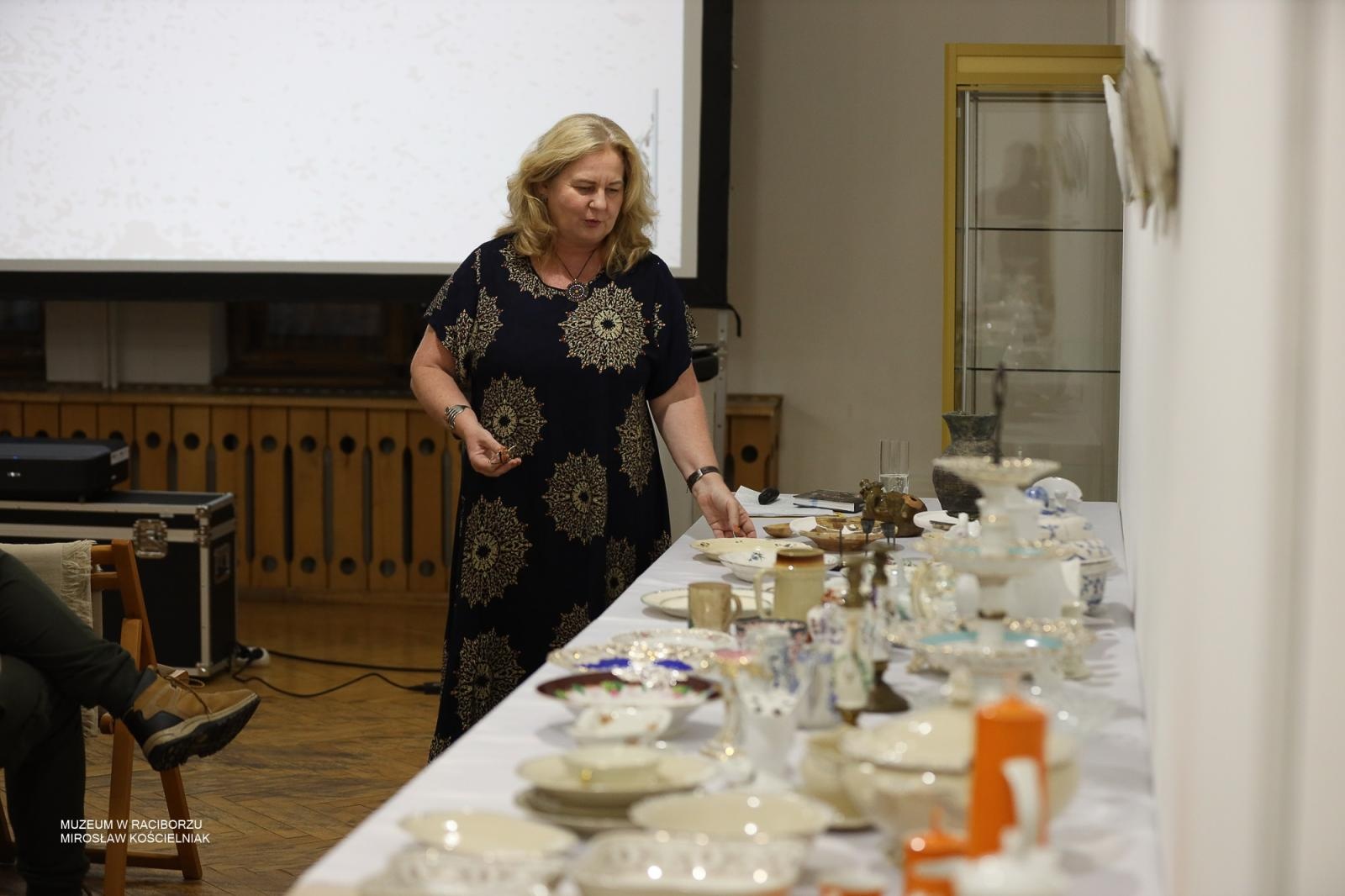 Zdjęcie w galerii na portalu naszraciborz.pl: Wokół stołu – czwartkowe spotkanie w Muzeum w Raciborzu za nami wiadomości z regionu