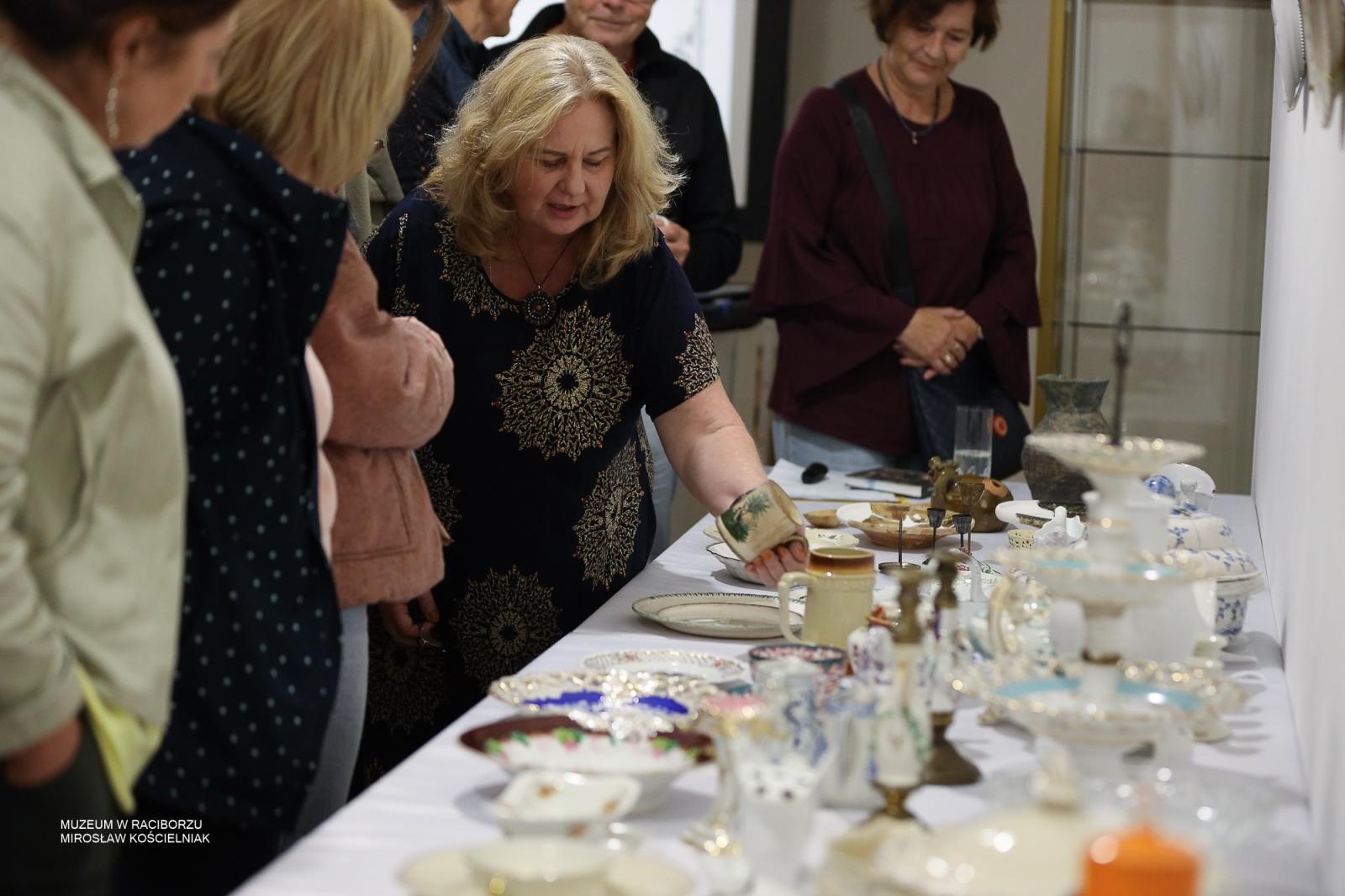 Zdjęcie w galerii na portalu naszraciborz.pl: Wokół stołu – czwartkowe spotkanie w Muzeum w Raciborzu za nami wiadomości z regionu