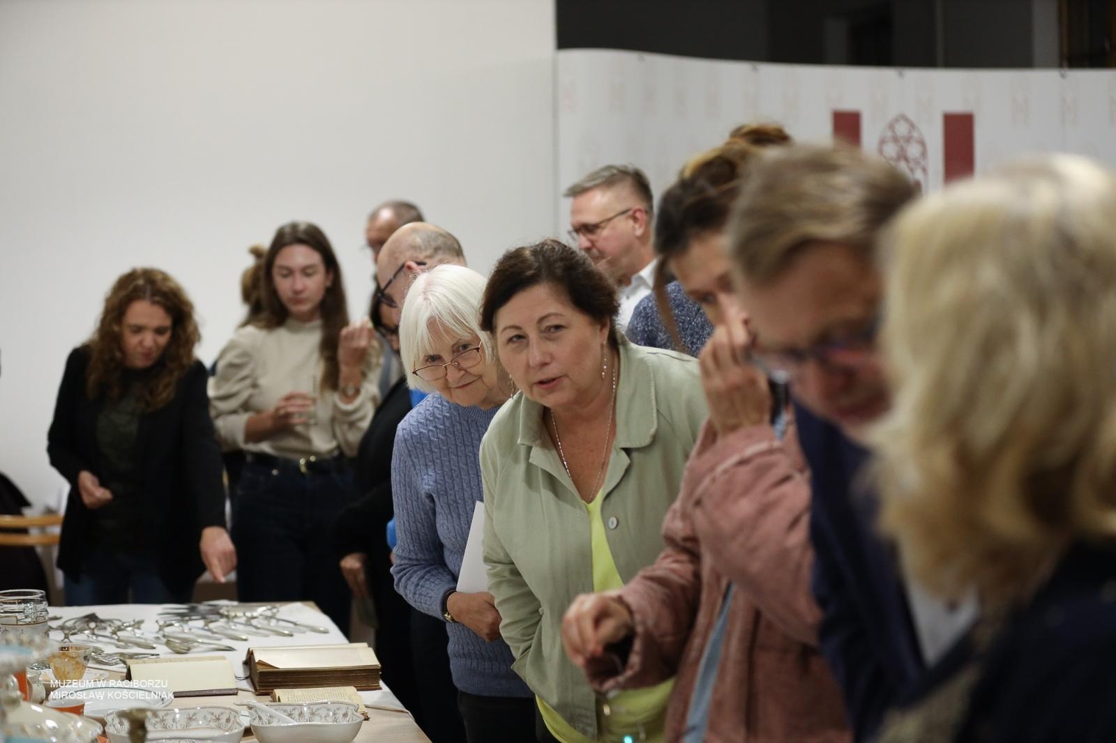 Zdjęcie w galerii na portalu naszraciborz.pl: Wokół stołu – czwartkowe spotkanie w Muzeum w Raciborzu za nami wiadomości z regionu