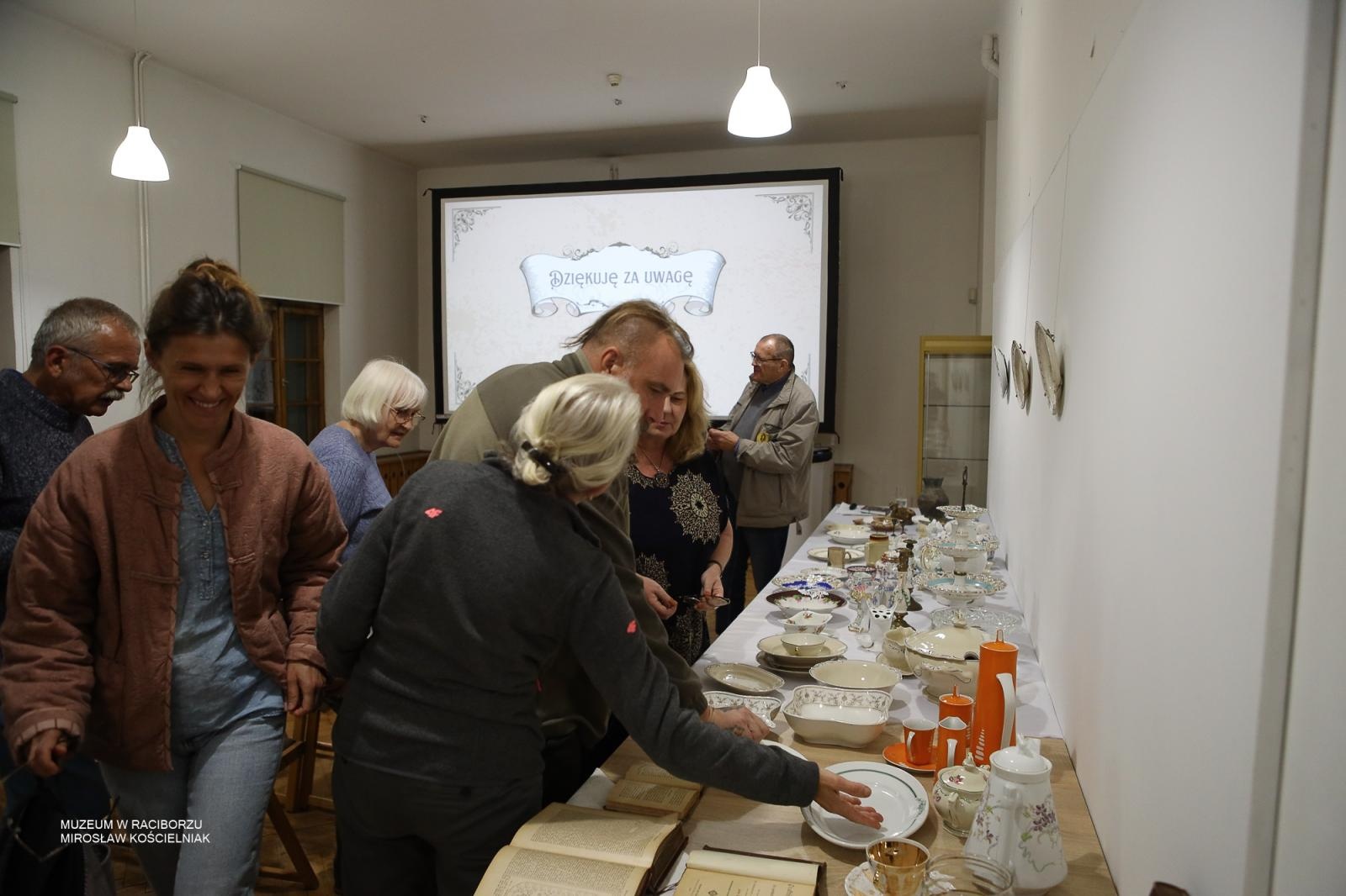 Zdjęcie w galerii na portalu naszraciborz.pl: Wokół stołu – czwartkowe spotkanie w Muzeum w Raciborzu za nami wiadomości z regionu