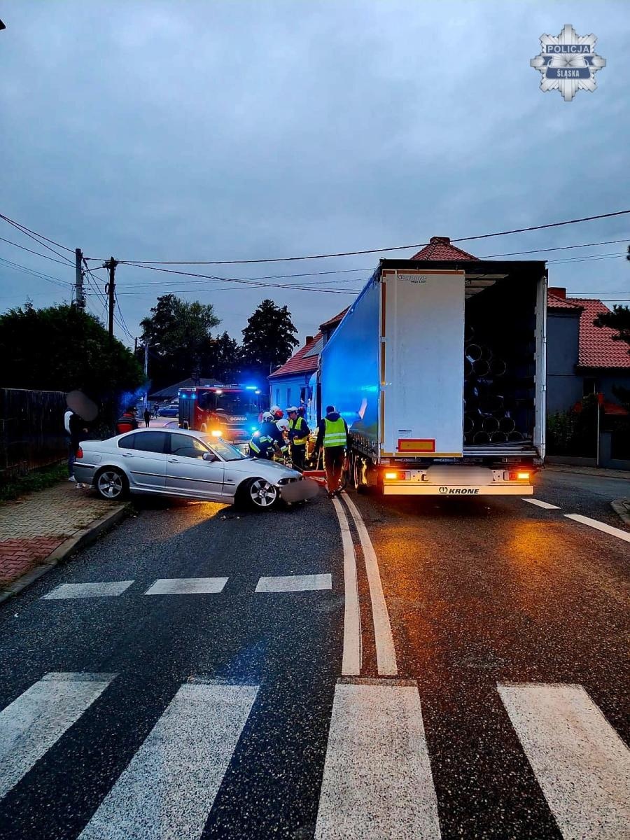 Zdjęcie w galerii na portalu naszraciborz.pl: DK45: Zderzenie osobówki z ciężarówką w Roszkowie. Pasażerka trafiła do szpitala wiadomości z regionu