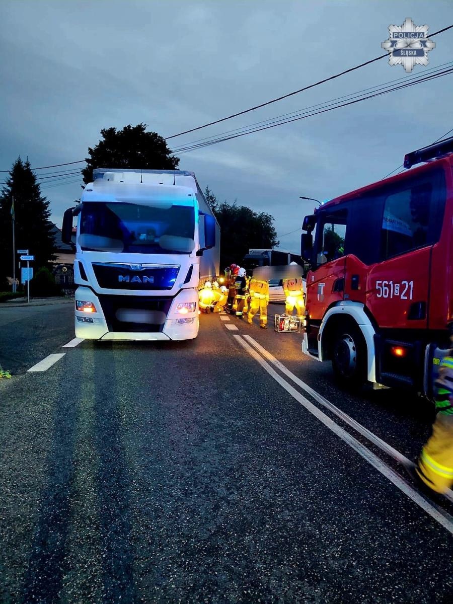 Zdjęcie w galerii na portalu naszraciborz.pl: DK45: Zderzenie osobówki z ciężarówką w Roszkowie. Pasażerka trafiła do szpitala wiadomości z regionu