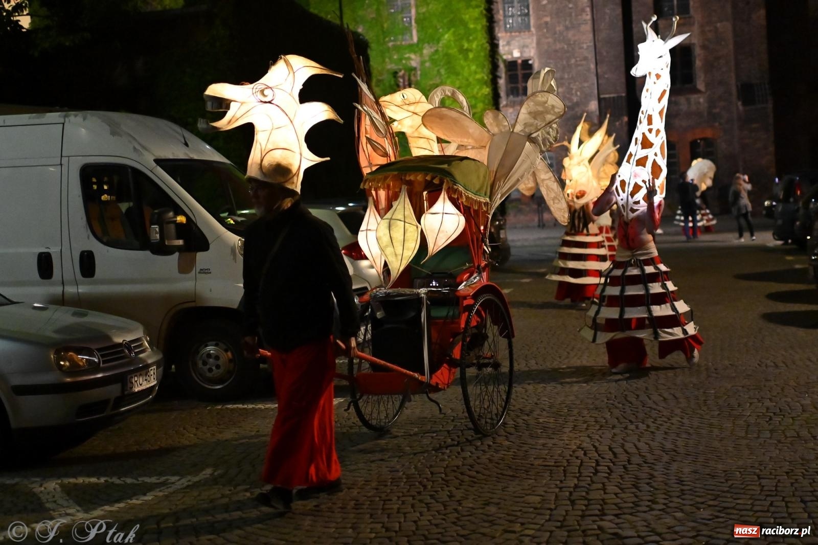 Zdjęcie w galerii na portalu naszraciborz.pl: Parada lampionów rozświetliła Racibórz [FOTO i WIDEO] wiadomości z regionu