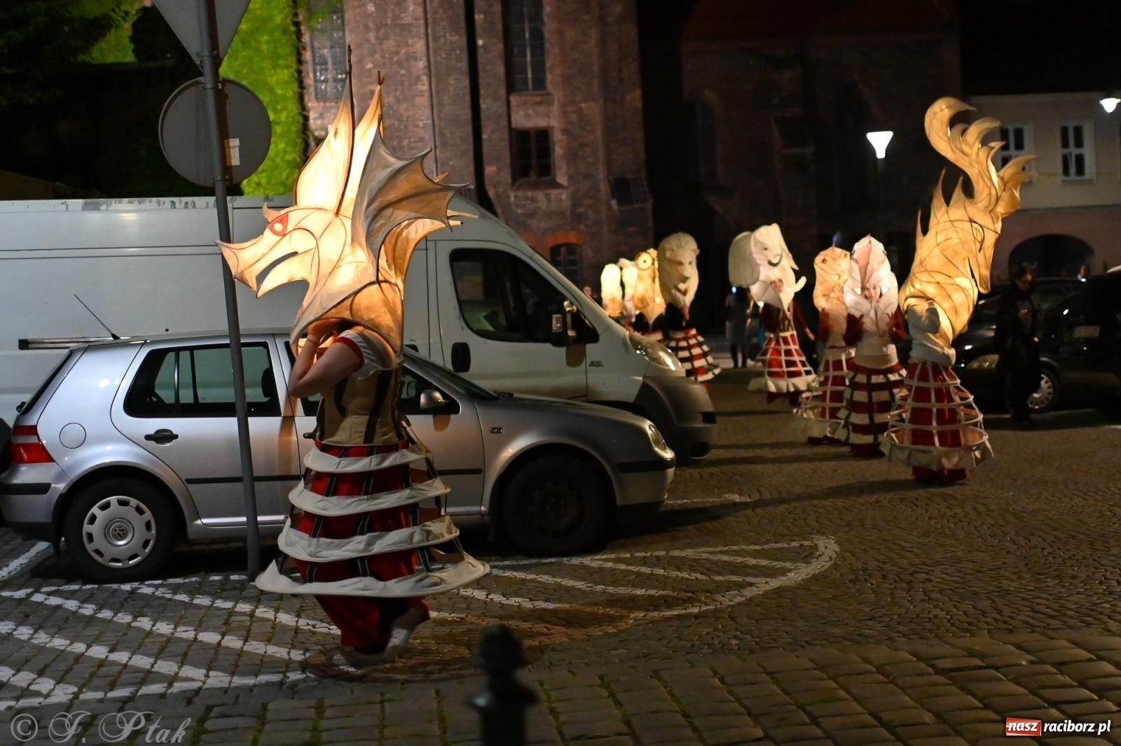 Zdjęcie w galerii na portalu naszraciborz.pl: Parada lampionów rozświetliła Racibórz [FOTO i WIDEO] wiadomości z regionu