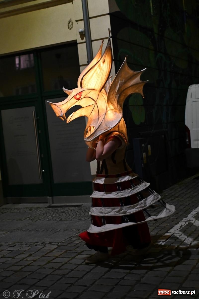 Zdjęcie w galerii na portalu naszraciborz.pl: Parada lampionów rozświetliła Racibórz [FOTO i WIDEO] wiadomości z regionu