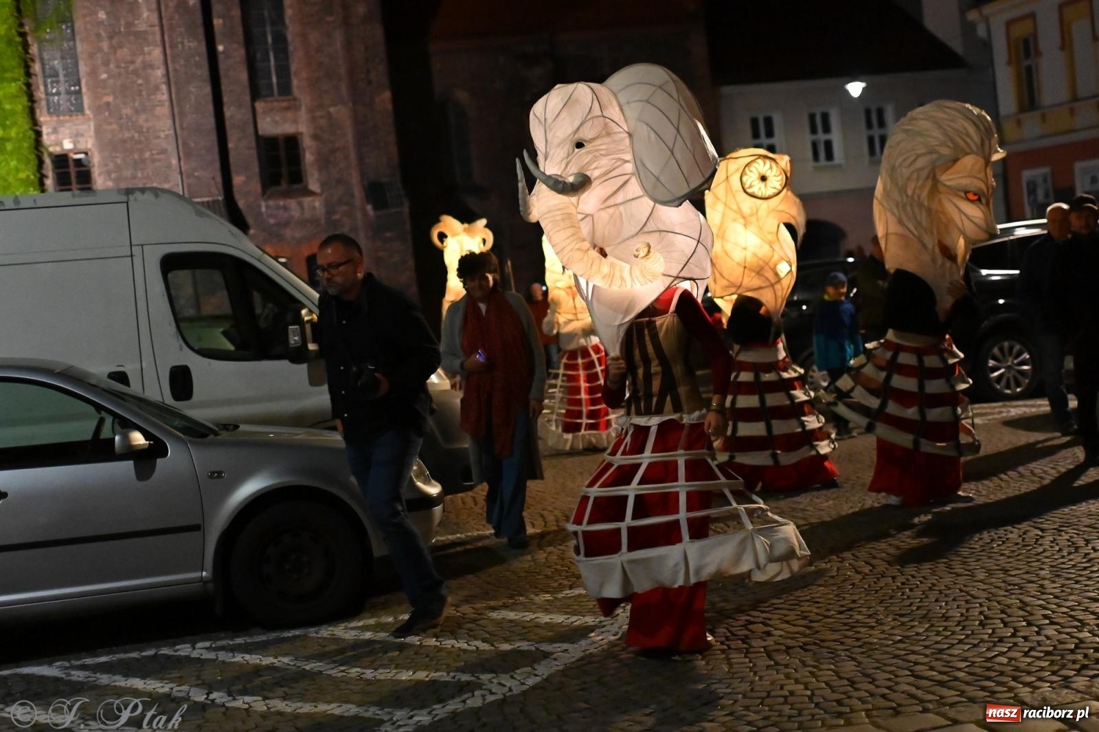 Zdjęcie w galerii na portalu naszraciborz.pl: Parada lampionów rozświetliła Racibórz [FOTO i WIDEO] wiadomości z regionu