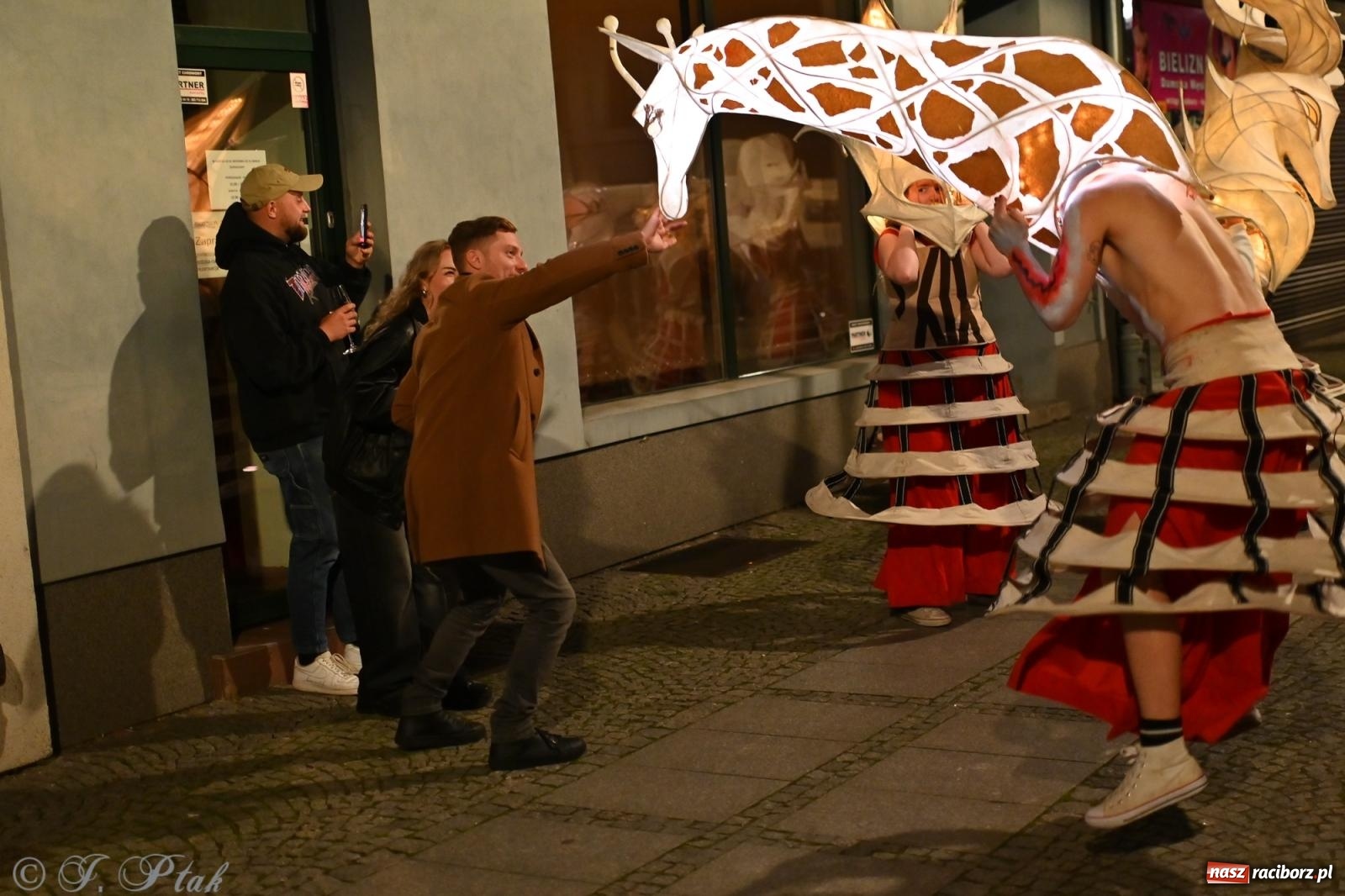 Zdjęcie w galerii na portalu naszraciborz.pl: Parada lampionów rozświetliła Racibórz [FOTO i WIDEO] wiadomości z regionu