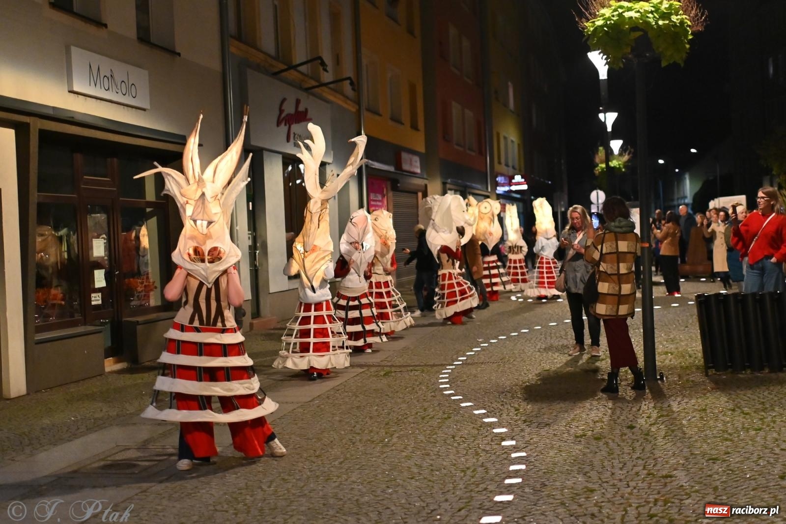 Zdjęcie w galerii na portalu naszraciborz.pl: Parada lampionów rozświetliła Racibórz [FOTO i WIDEO] wiadomości z regionu