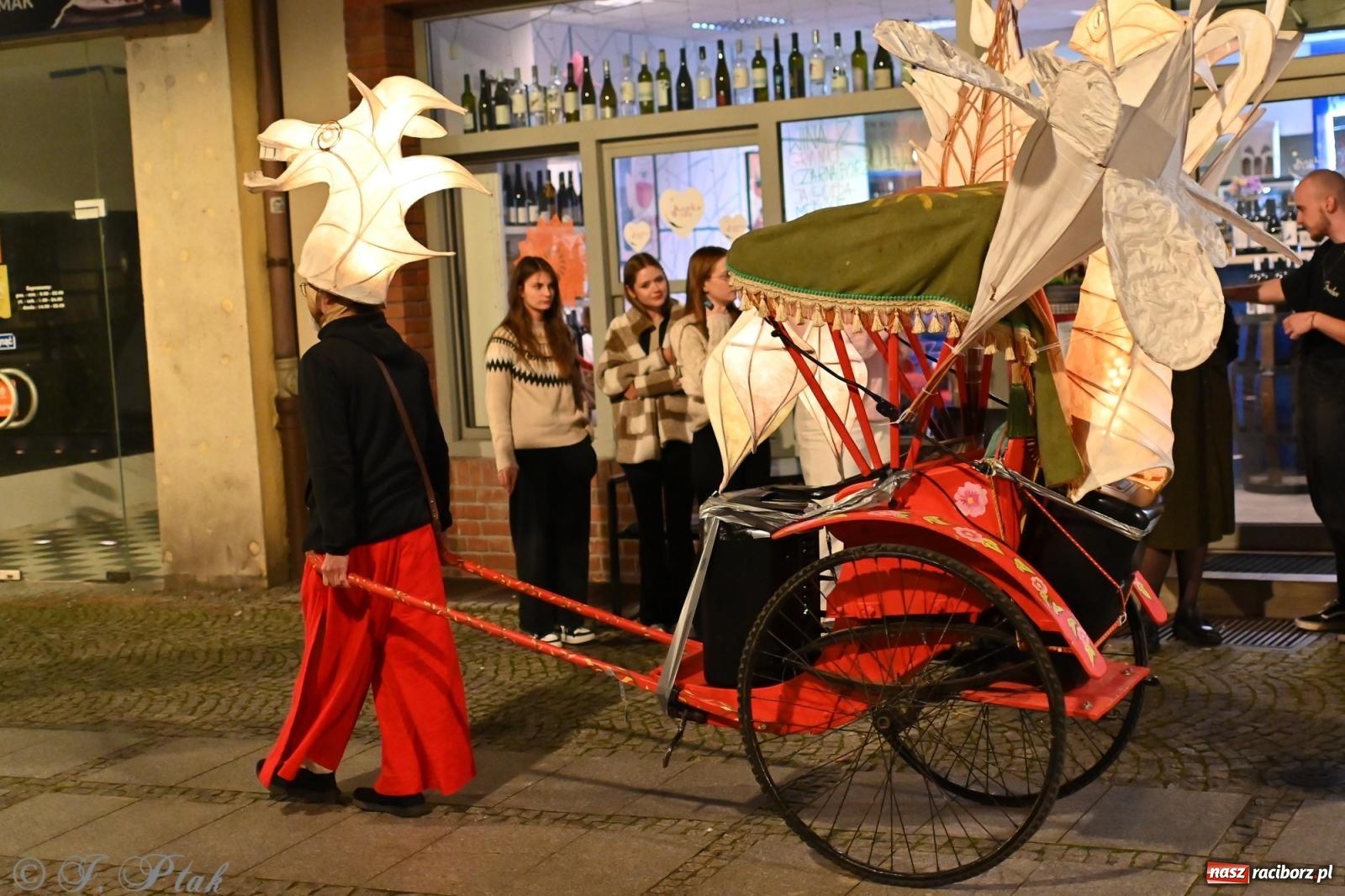 Zdjęcie w galerii na portalu naszraciborz.pl: Parada lampionów rozświetliła Racibórz [FOTO i WIDEO] wiadomości z regionu