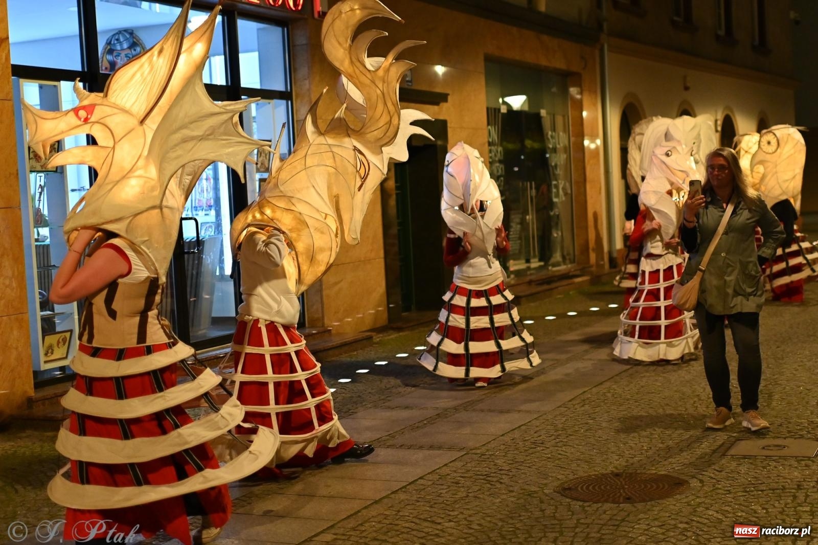 Zdjęcie w galerii na portalu naszraciborz.pl: Parada lampionów rozświetliła Racibórz [FOTO i WIDEO] wiadomości z regionu