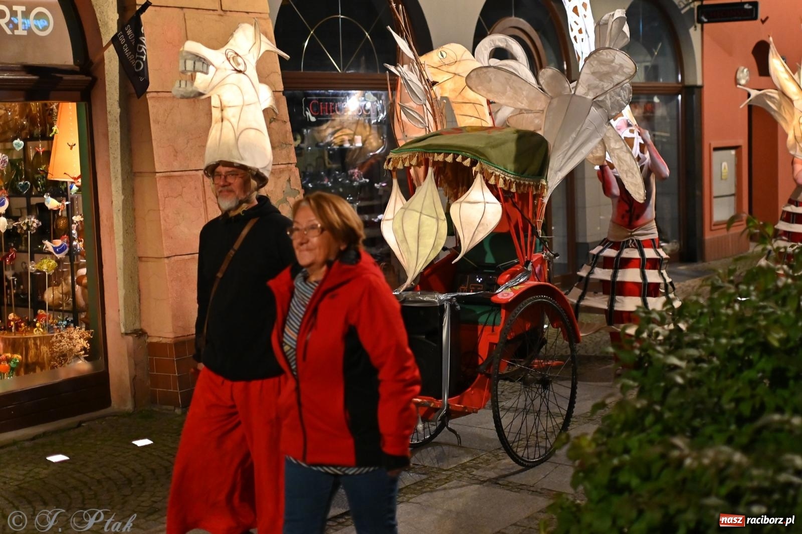 Zdjęcie w galerii na portalu naszraciborz.pl: Parada lampionów rozświetliła Racibórz [FOTO i WIDEO] wiadomości z regionu