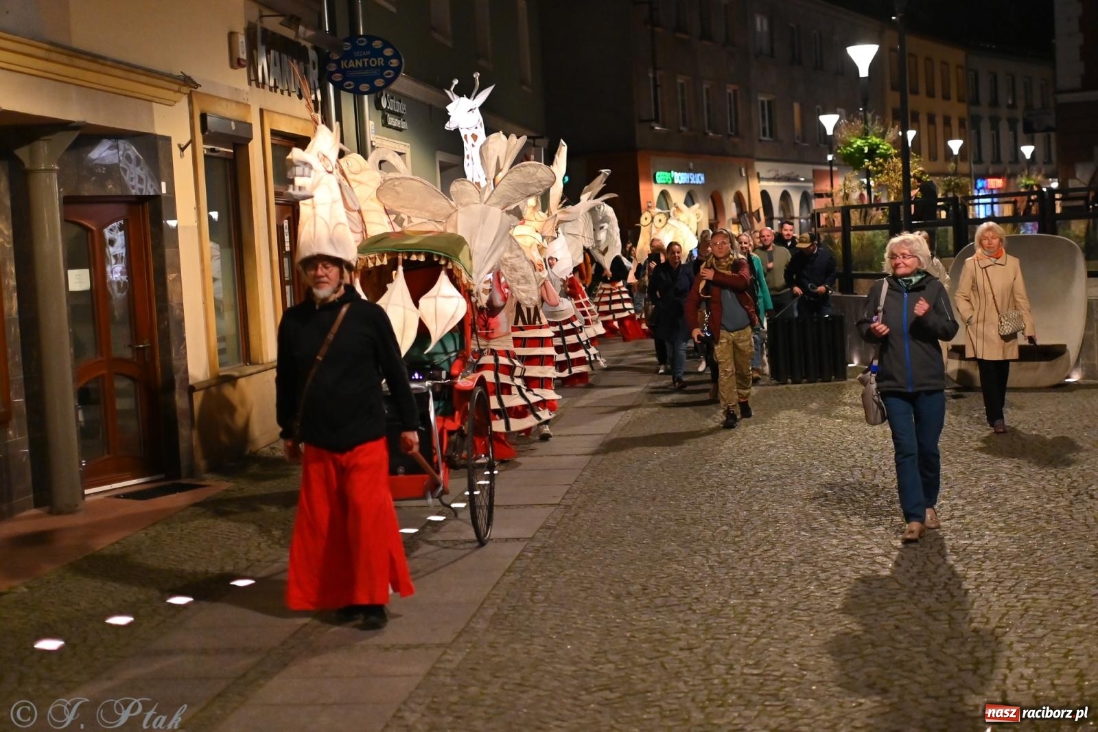 Zdjęcie w galerii na portalu naszraciborz.pl: Parada lampionów rozświetliła Racibórz [FOTO i WIDEO] wiadomości z regionu