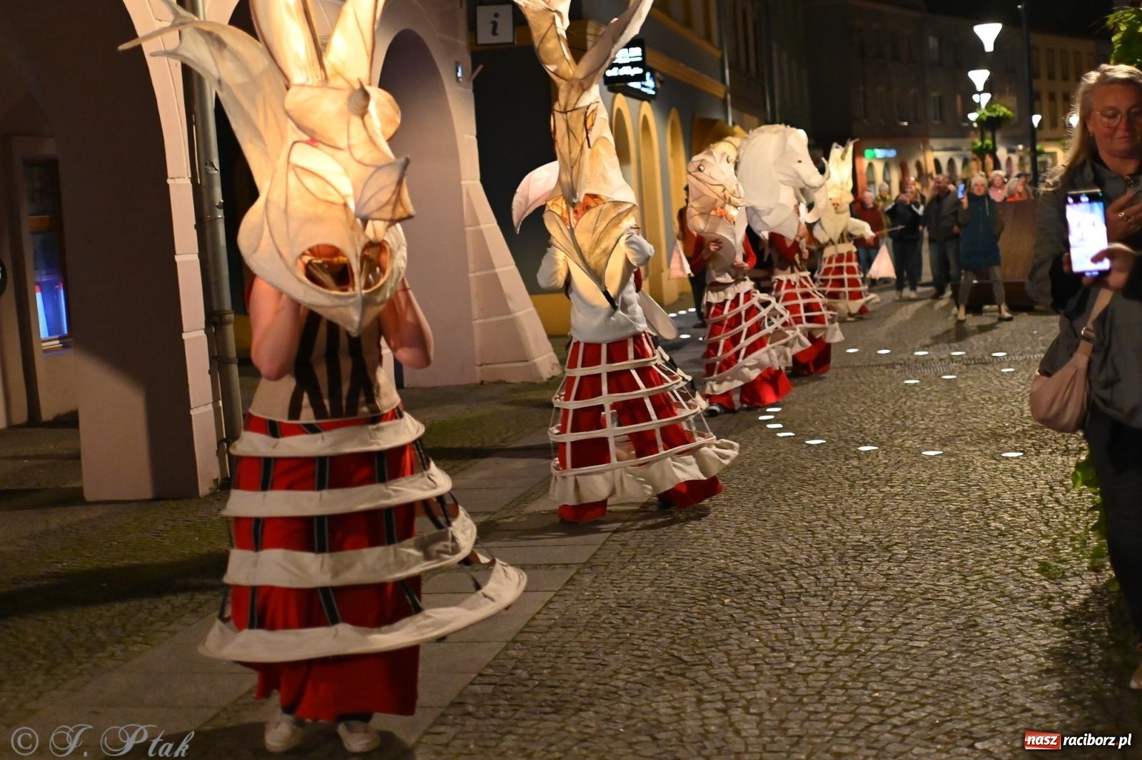 Zdjęcie w galerii na portalu naszraciborz.pl: Parada lampionów rozświetliła Racibórz [FOTO i WIDEO] wiadomości z regionu