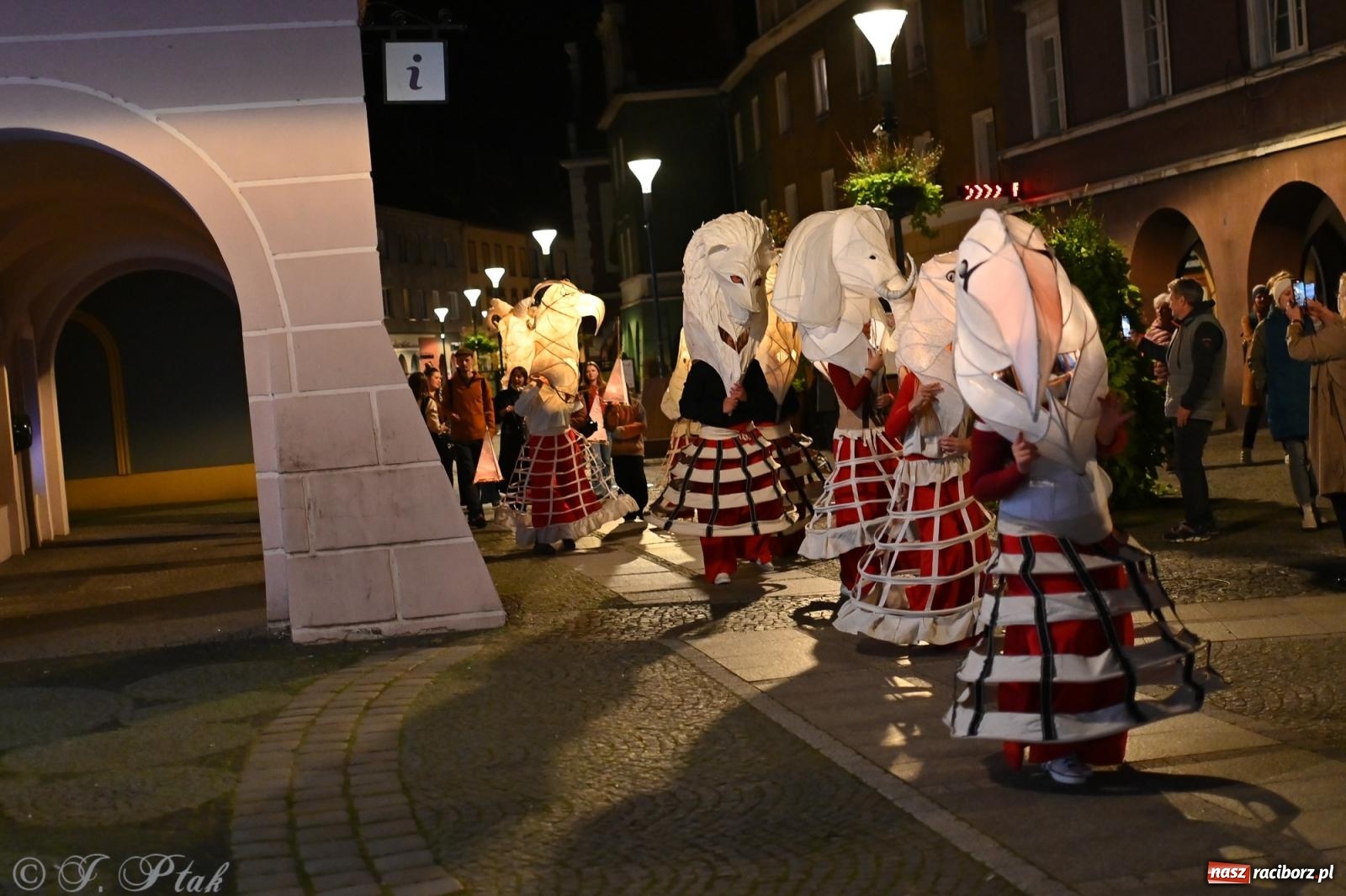 Zdjęcie w galerii na portalu naszraciborz.pl: Parada lampionów rozświetliła Racibórz [FOTO i WIDEO] wiadomości z regionu
