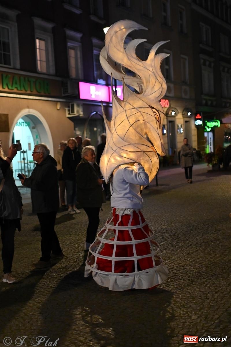 Zdjęcie w galerii na portalu naszraciborz.pl: Parada lampionów rozświetliła Racibórz [FOTO i WIDEO] wiadomości z regionu