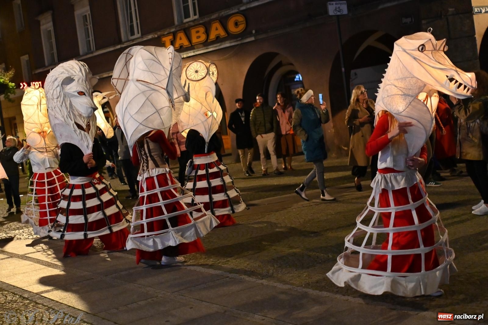 Zdjęcie w galerii na portalu naszraciborz.pl: Parada lampionów rozświetliła Racibórz [FOTO i WIDEO] wiadomości z regionu