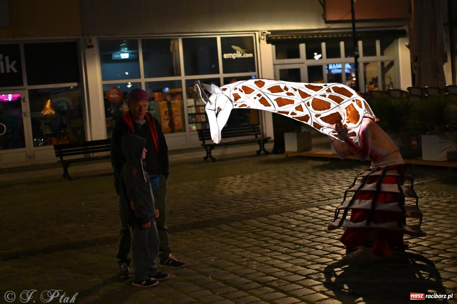 Zdjęcie w galerii na portalu naszraciborz.pl: Parada lampionów rozświetliła Racibórz [FOTO i WIDEO] wiadomości z regionu