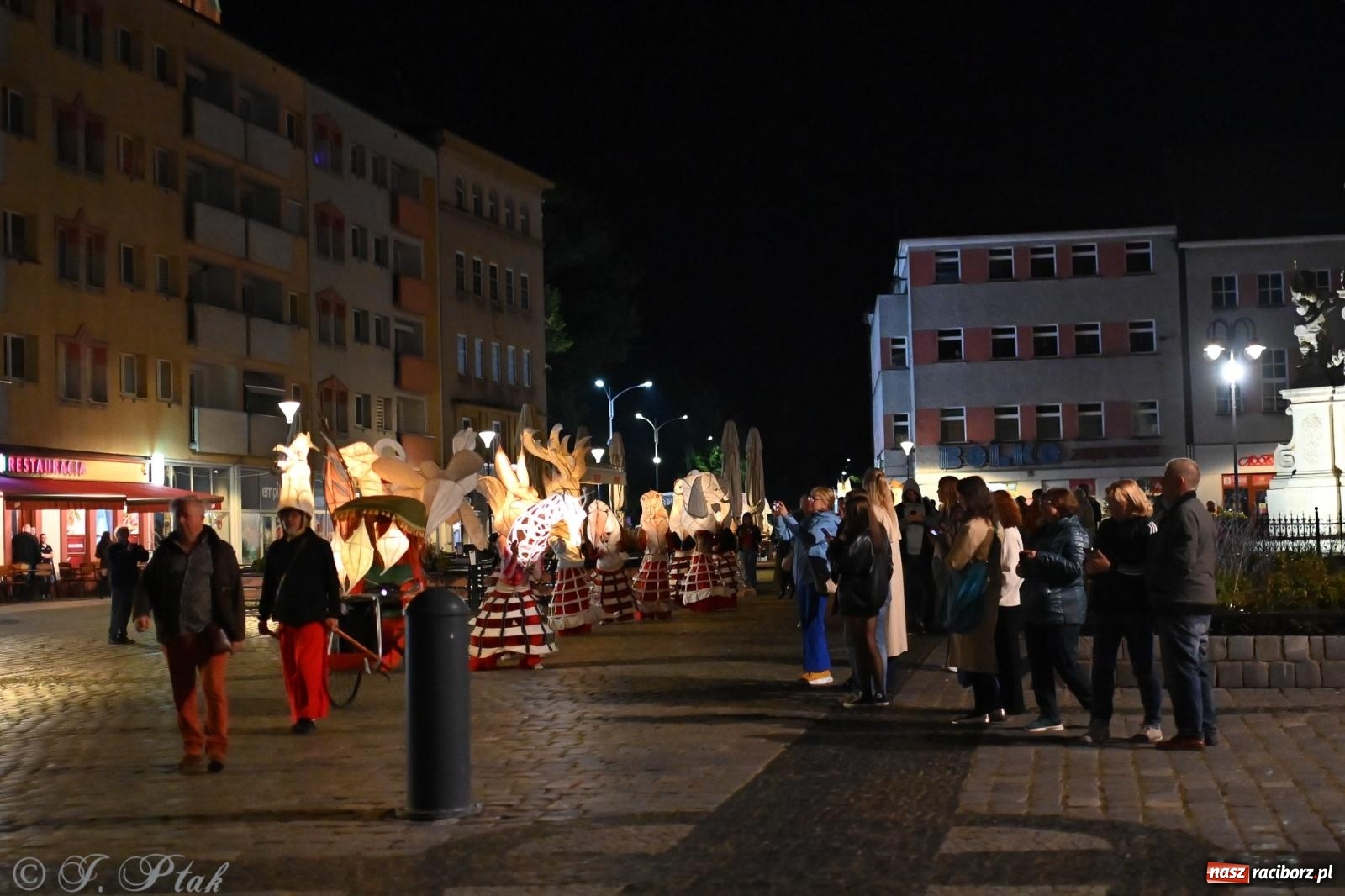 Zdjęcie w galerii na portalu naszraciborz.pl: Parada lampionów rozświetliła Racibórz [FOTO i WIDEO] wiadomości z regionu
