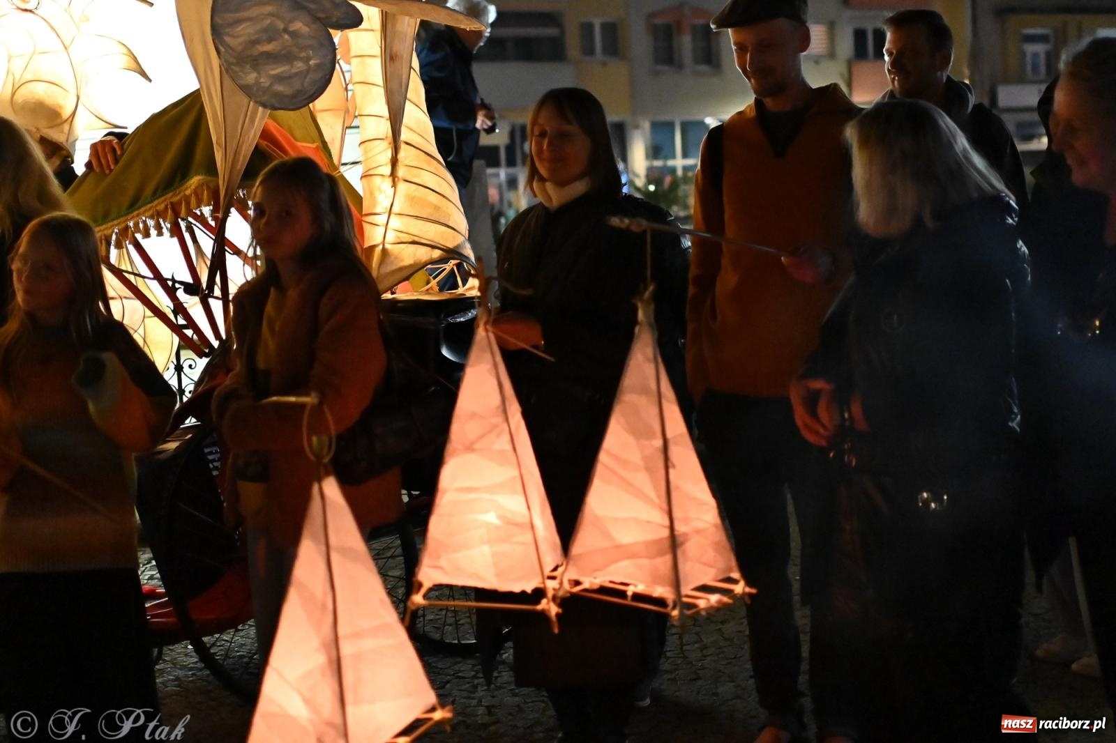 Zdjęcie w galerii na portalu naszraciborz.pl: Parada lampionów rozświetliła Racibórz [FOTO i WIDEO] wiadomości z regionu