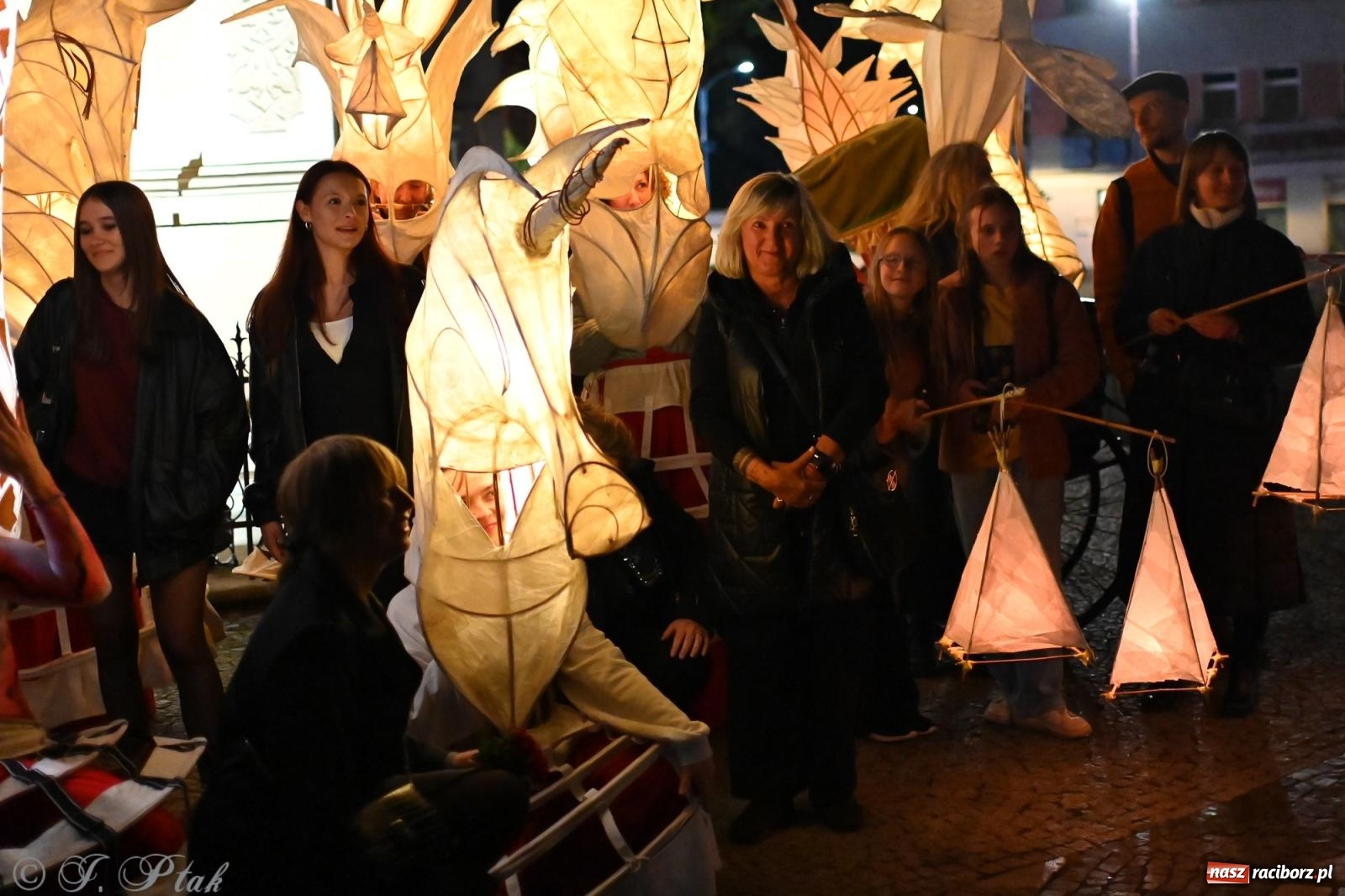 Zdjęcie w galerii na portalu naszraciborz.pl: Parada lampionów rozświetliła Racibórz [FOTO i WIDEO] wiadomości z regionu