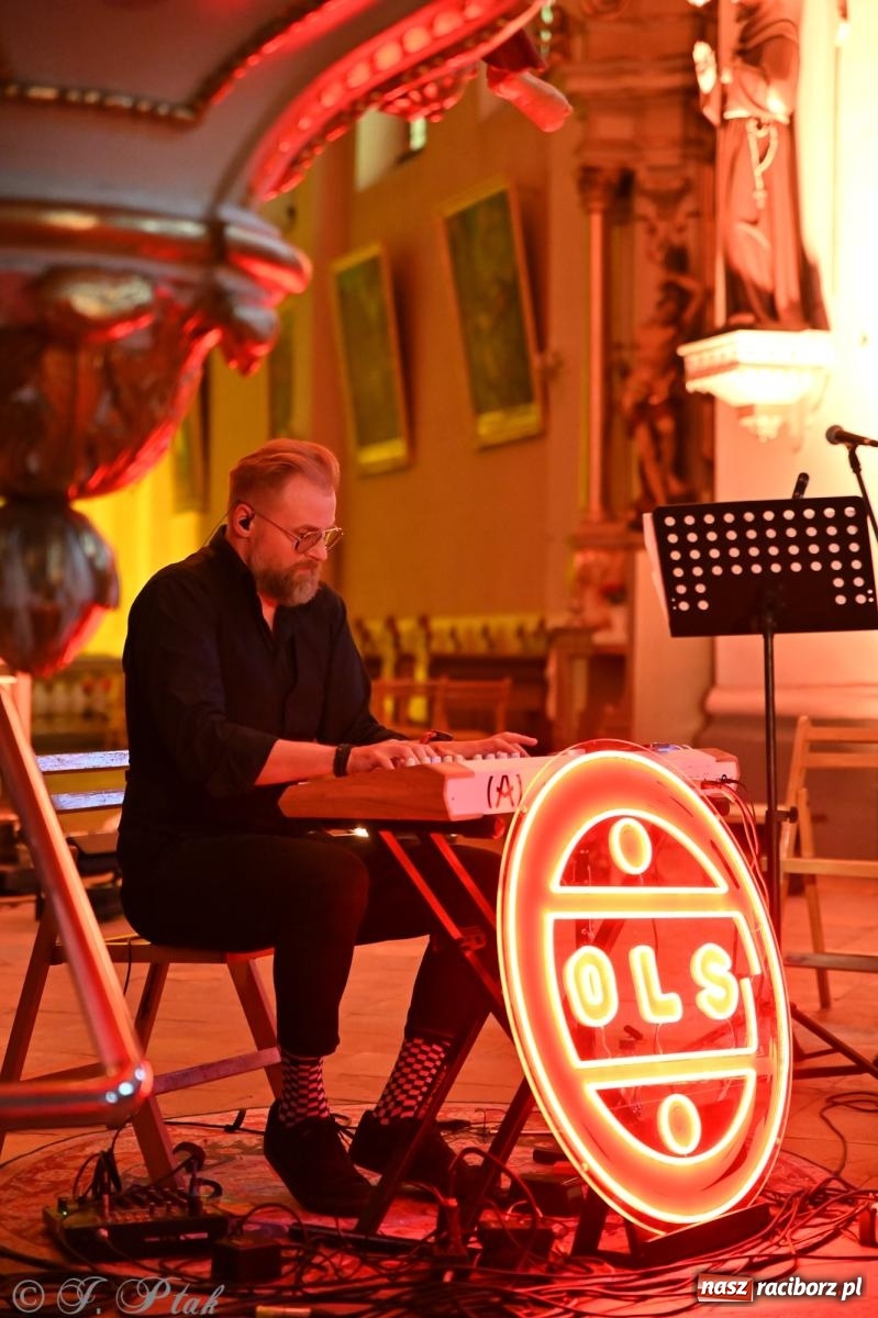 Zdjęcie w galerii na portalu naszraciborz.pl: OFF-ka na wysokich obrotach – drugi dzień festiwalu pełen artystycznych kontrastów [FOTO, WIDEO] wiadomości z regionu