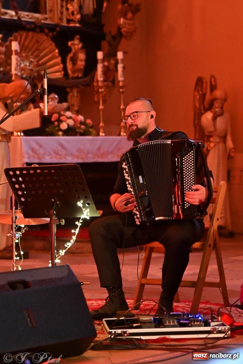 Zdjęcie w galerii na portalu naszraciborz.pl: OFF-ka na wysokich obrotach – drugi dzień festiwalu pełen artystycznych kontrastów [FOTO, WIDEO] wiadomości z regionu