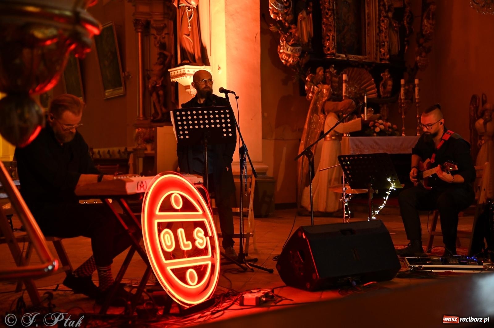 Zdjęcie w galerii na portalu naszraciborz.pl: OFF-ka na wysokich obrotach – drugi dzień festiwalu pełen artystycznych kontrastów [FOTO, WIDEO] wiadomości z regionu