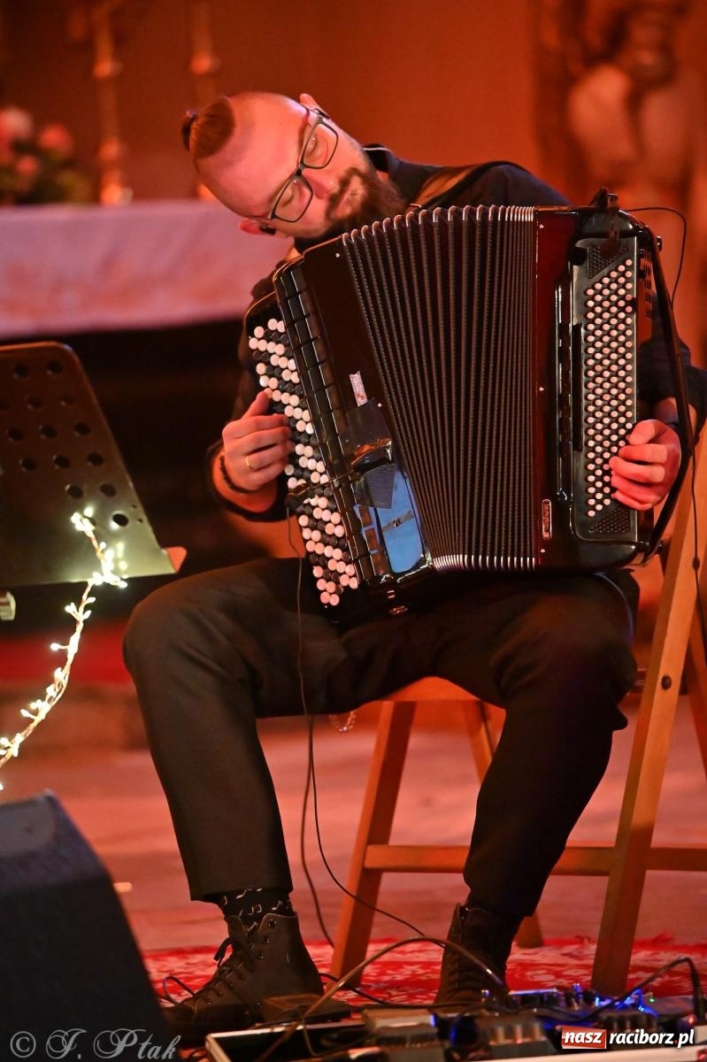 Zdjęcie w galerii na portalu naszraciborz.pl: OFF-ka na wysokich obrotach – drugi dzień festiwalu pełen artystycznych kontrastów [FOTO, WIDEO] wiadomości z regionu