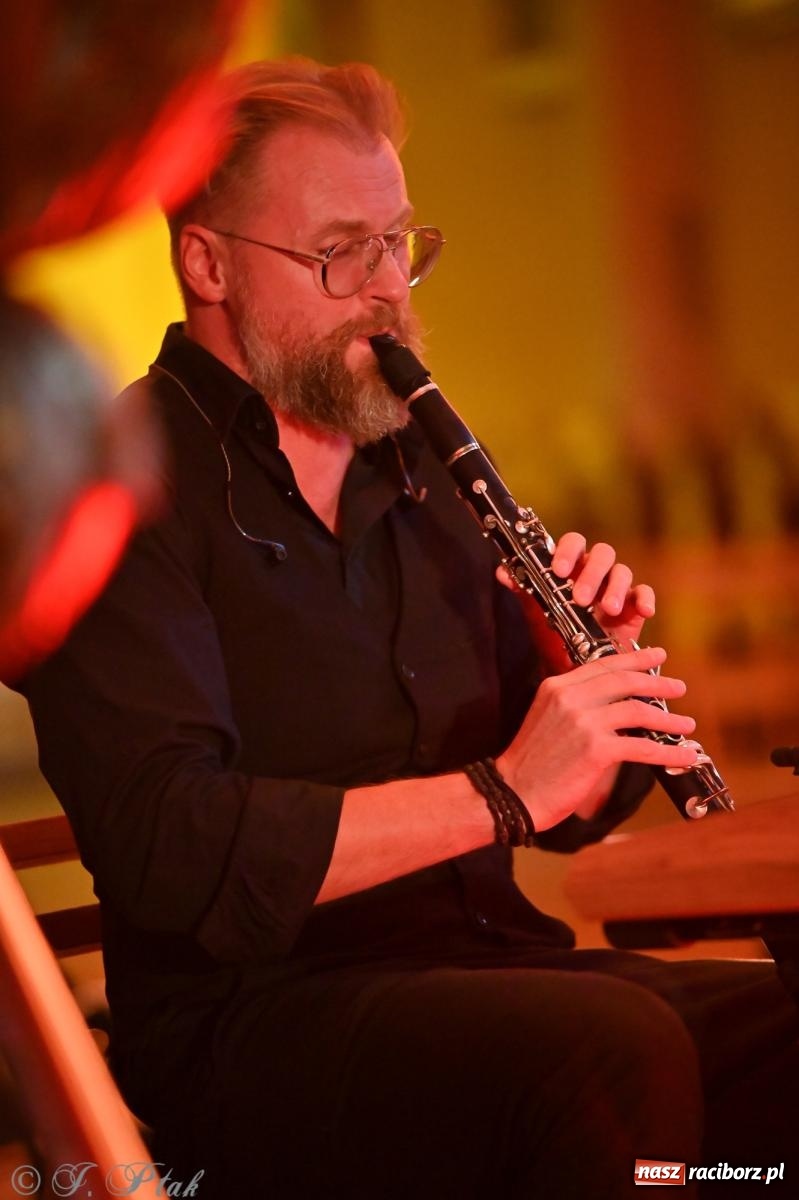 Zdjęcie w galerii na portalu naszraciborz.pl: OFF-ka na wysokich obrotach – drugi dzień festiwalu pełen artystycznych kontrastów [FOTO, WIDEO] wiadomości z regionu