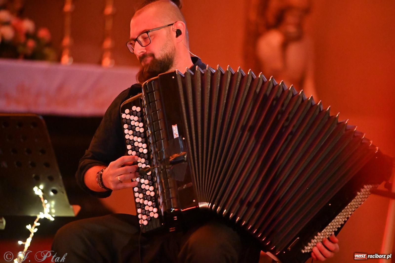 Zdjęcie w galerii na portalu naszraciborz.pl: OFF-ka na wysokich obrotach – drugi dzień festiwalu pełen artystycznych kontrastów [FOTO, WIDEO] wiadomości z regionu
