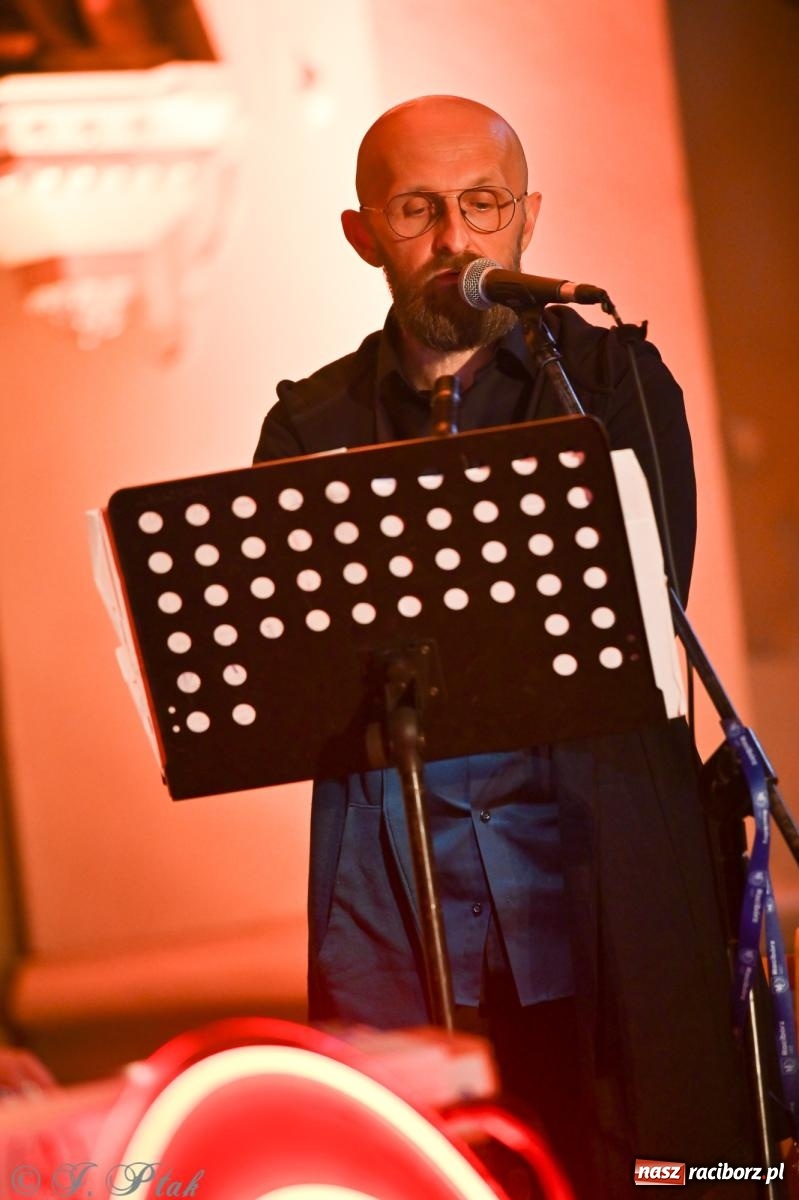 Zdjęcie w galerii na portalu naszraciborz.pl: OFF-ka na wysokich obrotach – drugi dzień festiwalu pełen artystycznych kontrastów [FOTO, WIDEO] wiadomości z regionu