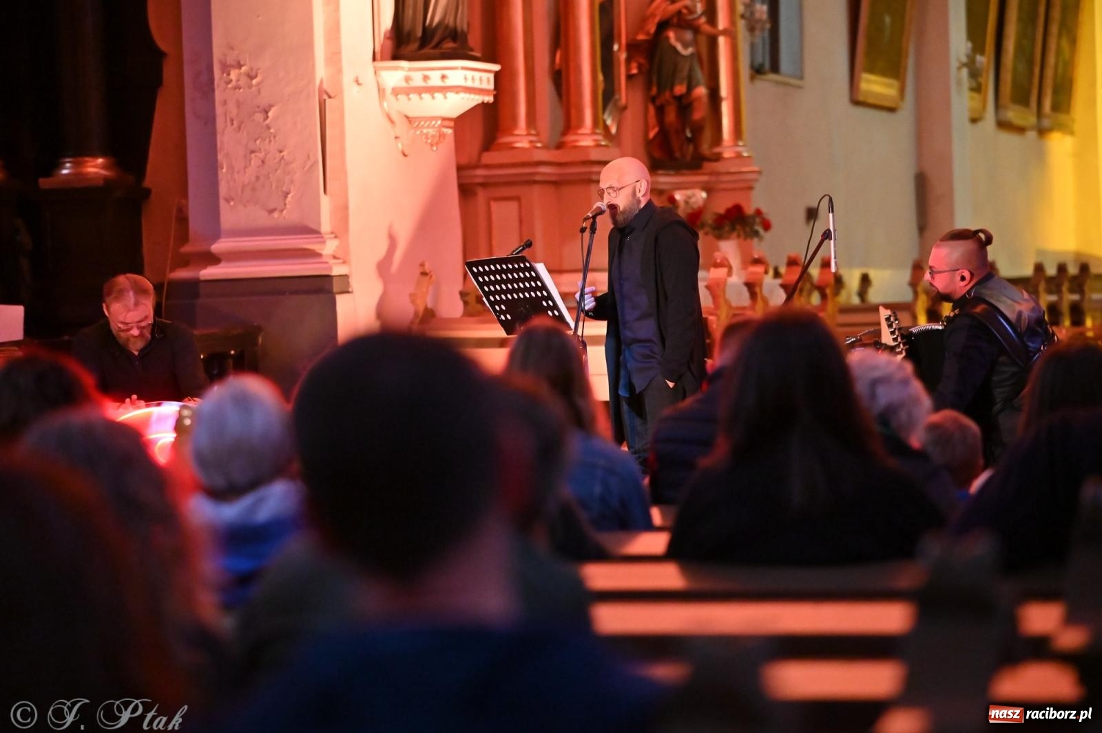 Zdjęcie w galerii na portalu naszraciborz.pl: OFF-ka na wysokich obrotach – drugi dzień festiwalu pełen artystycznych kontrastów [FOTO, WIDEO] wiadomości z regionu